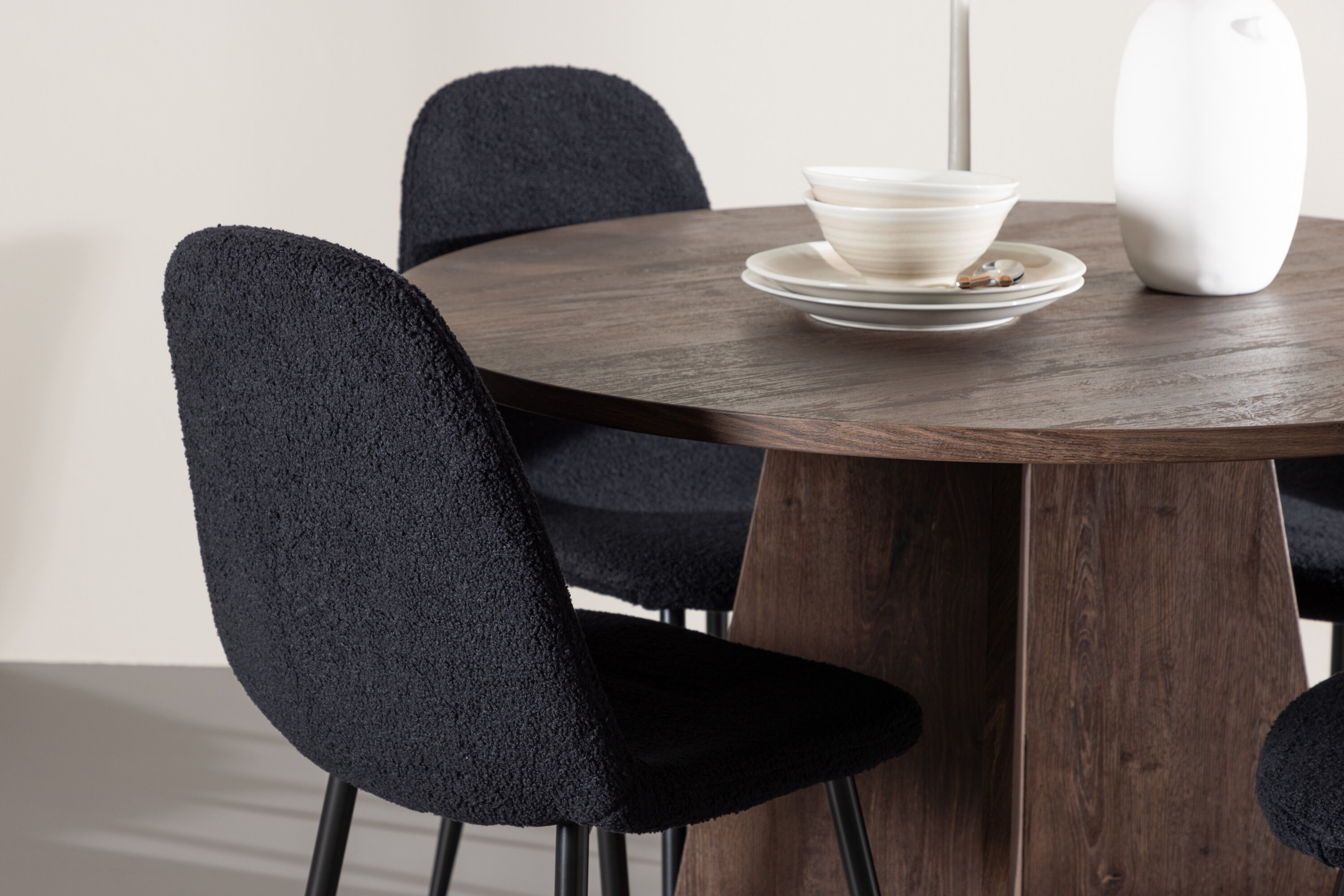 Bootcut, Polar ensemble repas rond moka, noir en situation dans une pièce décorée