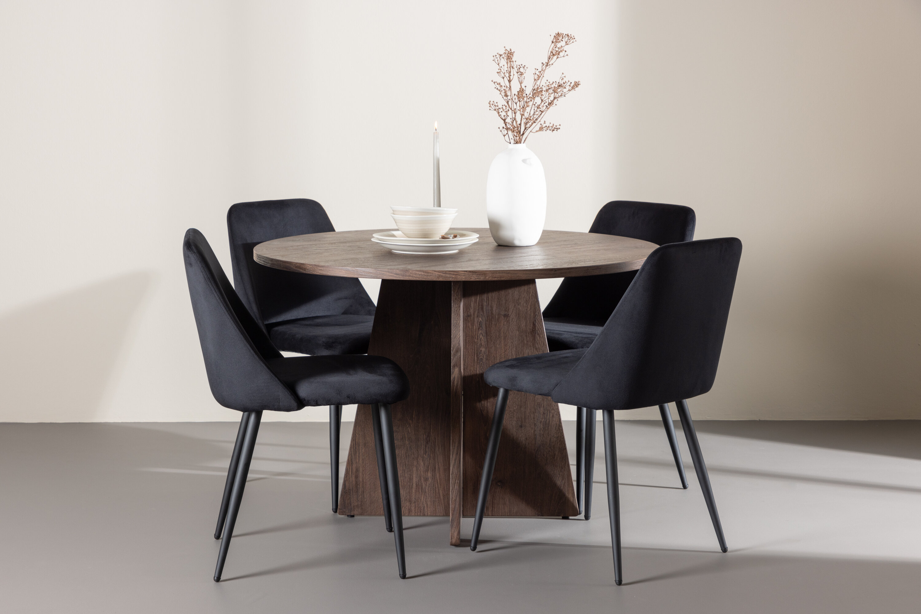 Bootcut, Night ensemble repas rond moka, noir en situation dans une pièce décorée