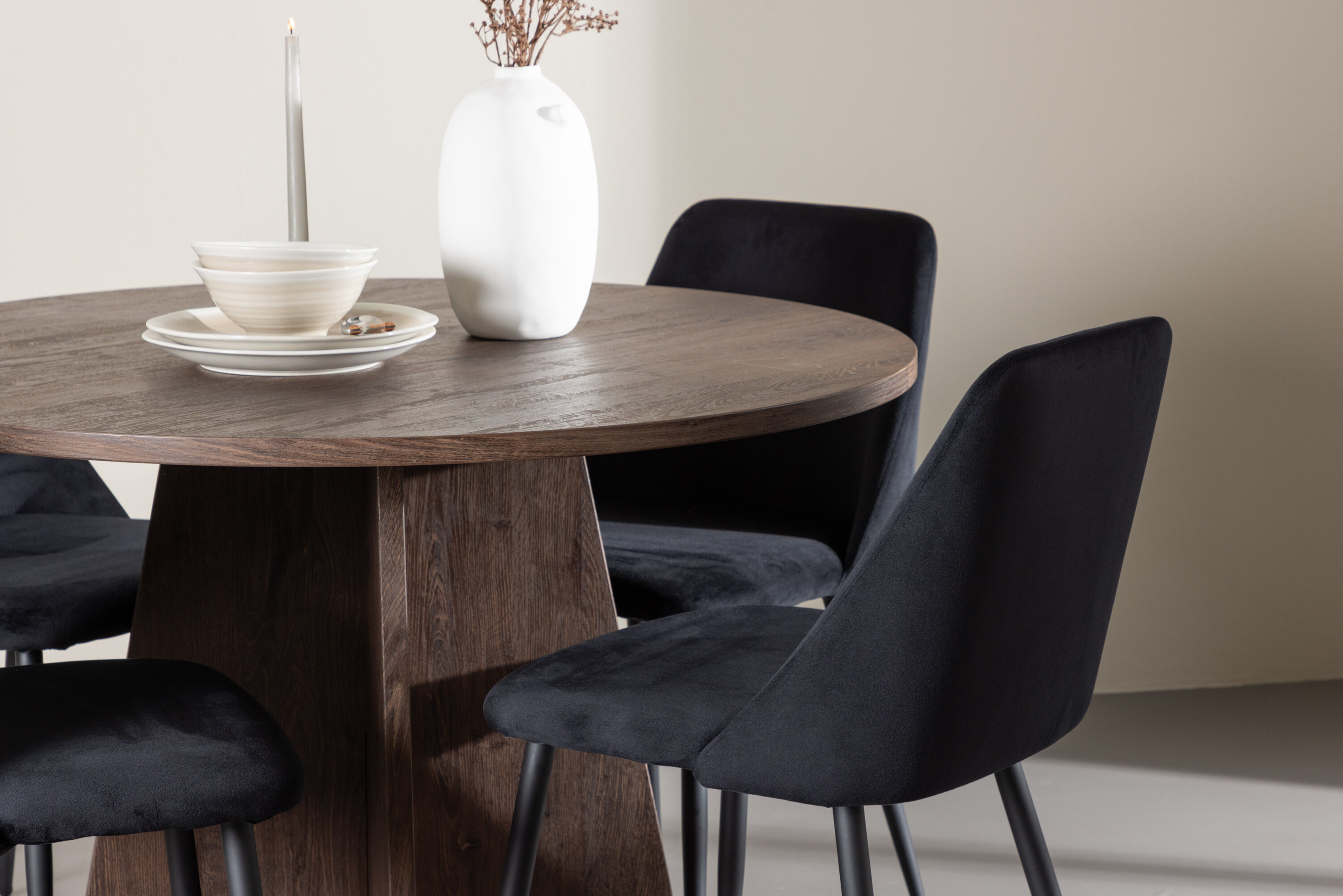 Bootcut, Night ensemble repas rond moka, noir en situation dans une pièce décorée