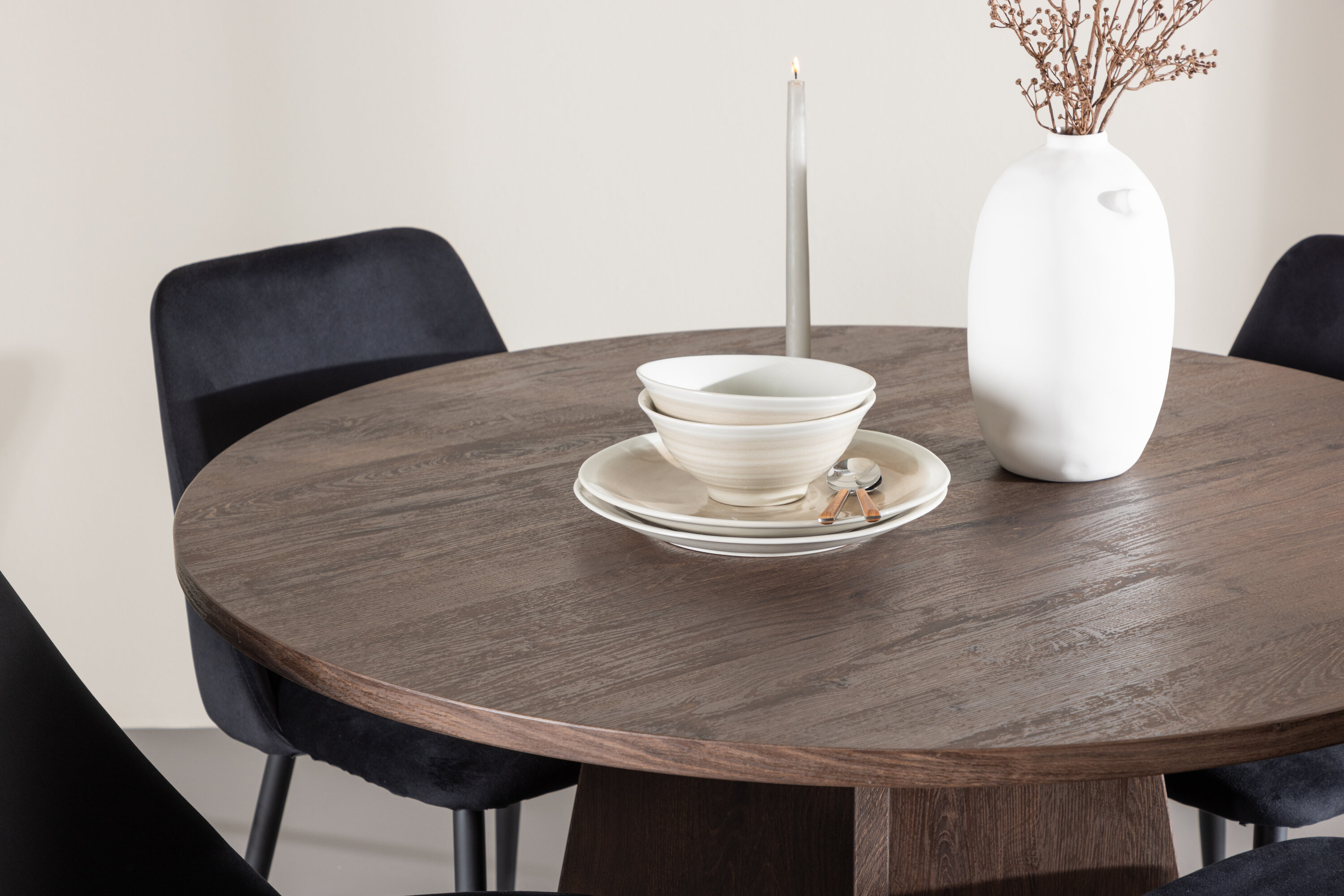 Bootcut, Night ensemble repas rond moka, noir en situation dans une pièce décorée
