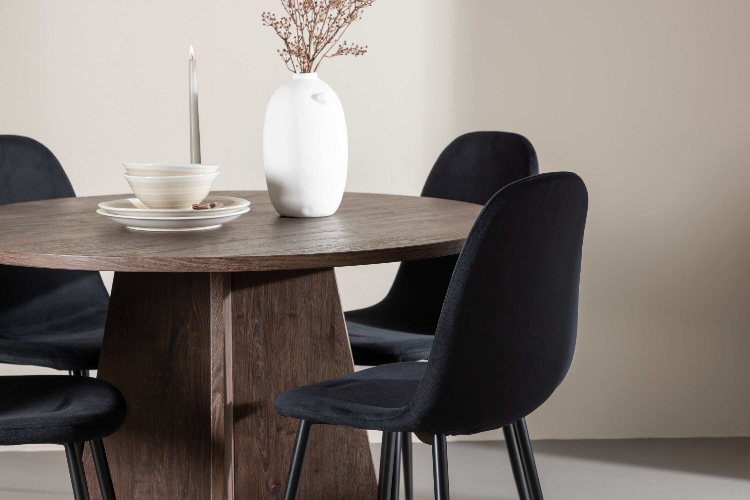 Bootcut, Polar ensemble repas rond moka, noir en situation dans une pièce décorée