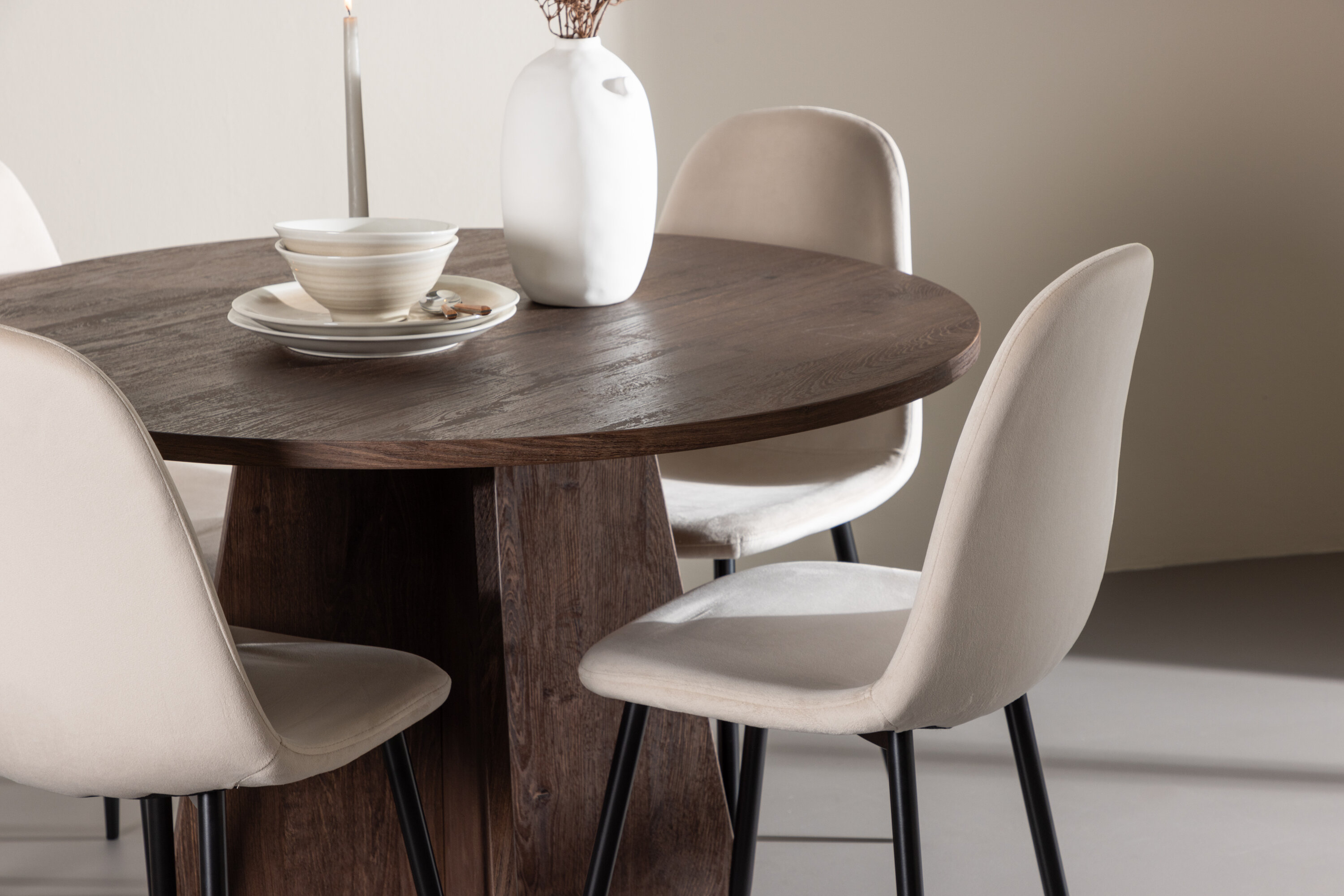 Bootcut, Polar ensemble repas rond moka, beige, noir en situation dans une pièce décorée