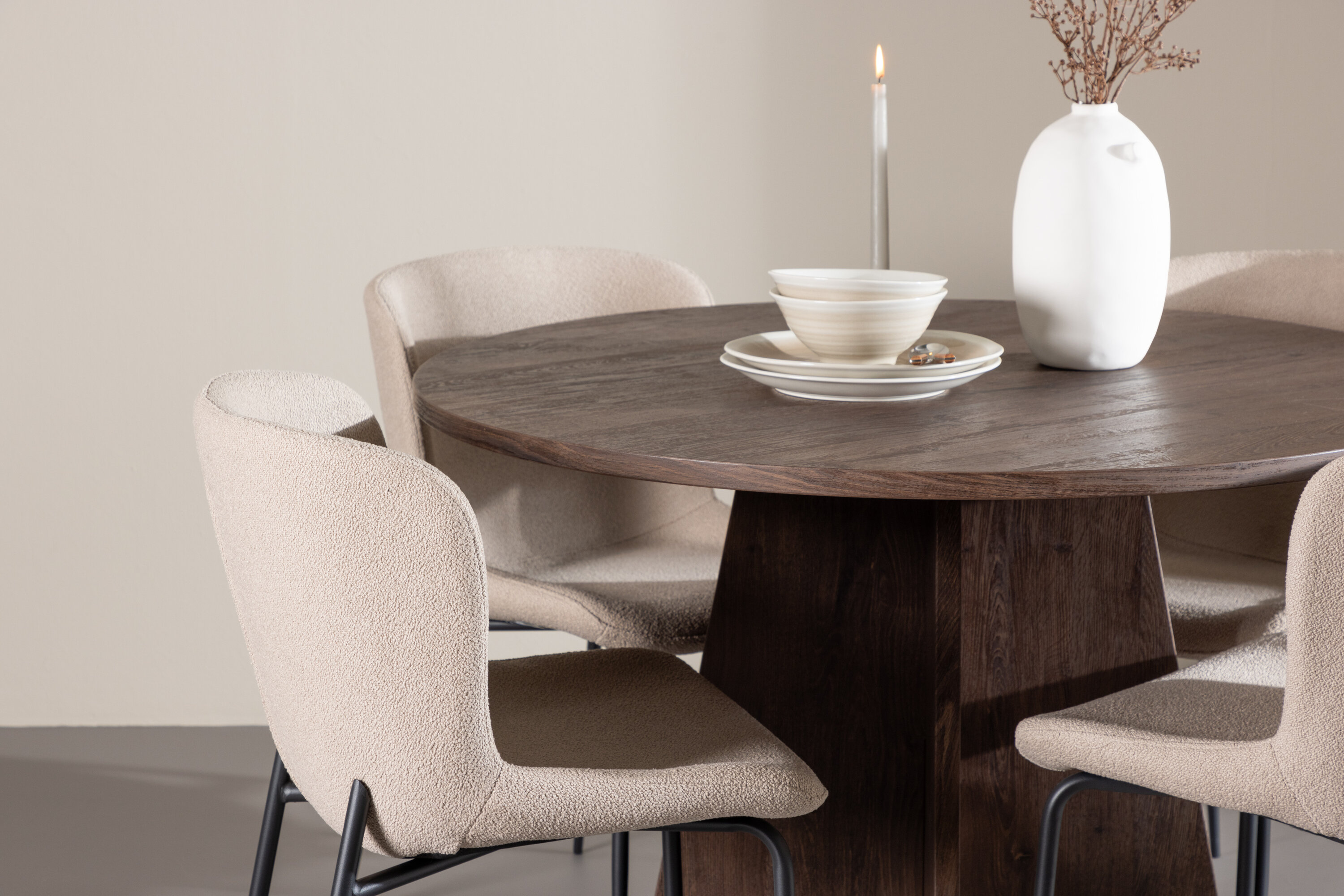 Bootcut, Modesto ensemble repas rond moka, beige, noir en situation dans une pièce décorée