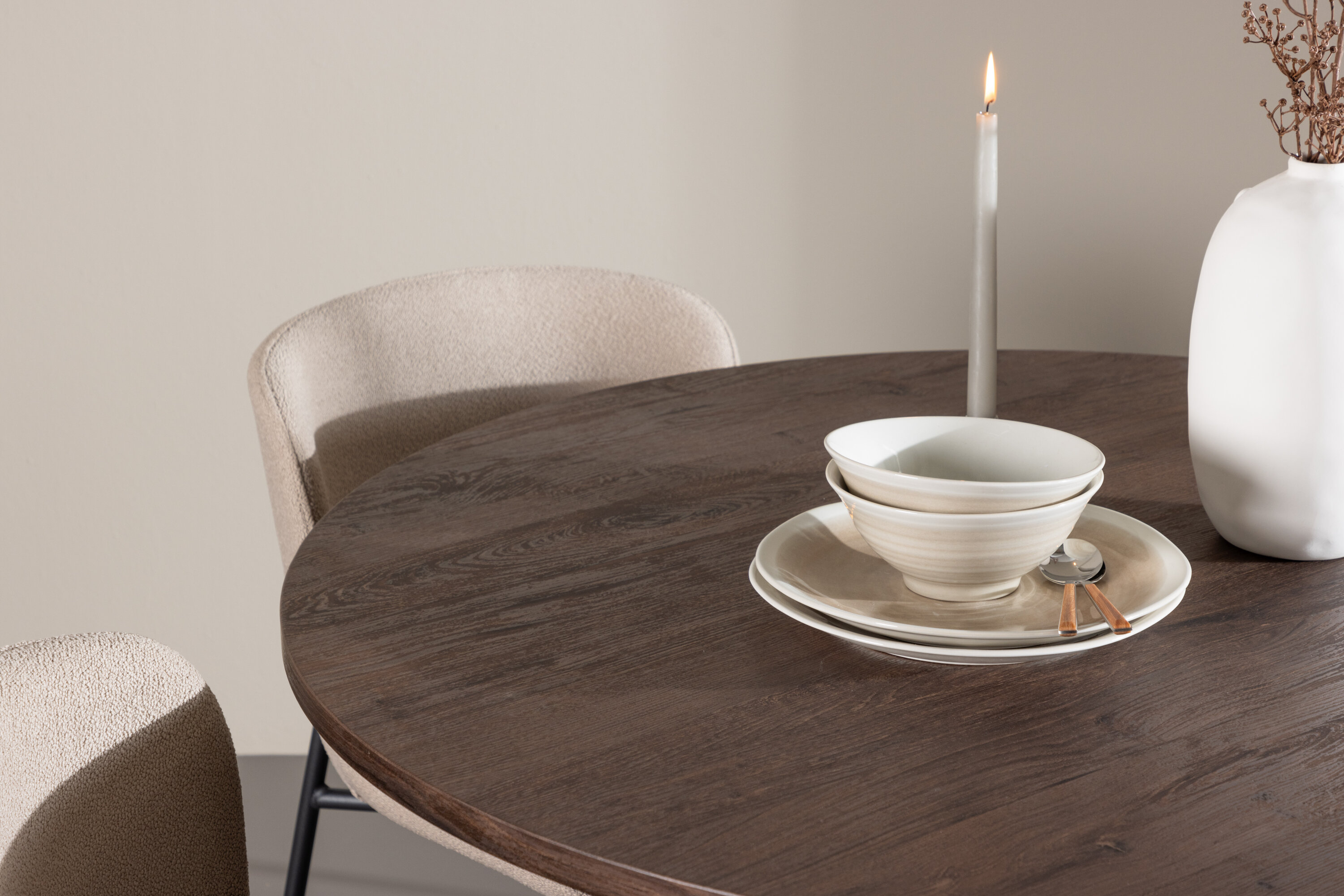 Bootcut, Modesto ensemble repas rond moka, beige, noir en situation dans une pièce décorée