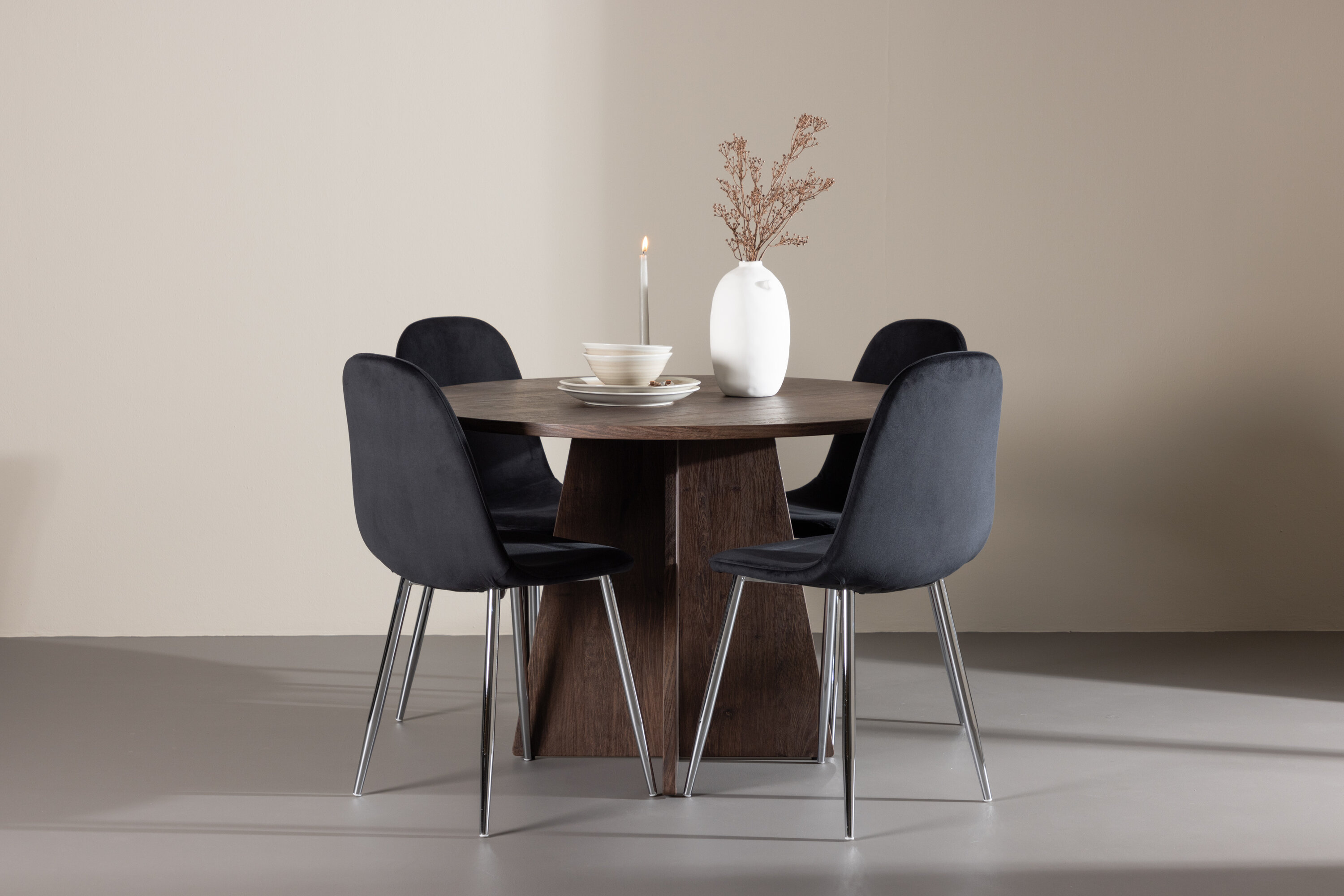 Bootcut, Polar ensemble repas rond moka, noir, argenté en situation dans une pièce décorée
