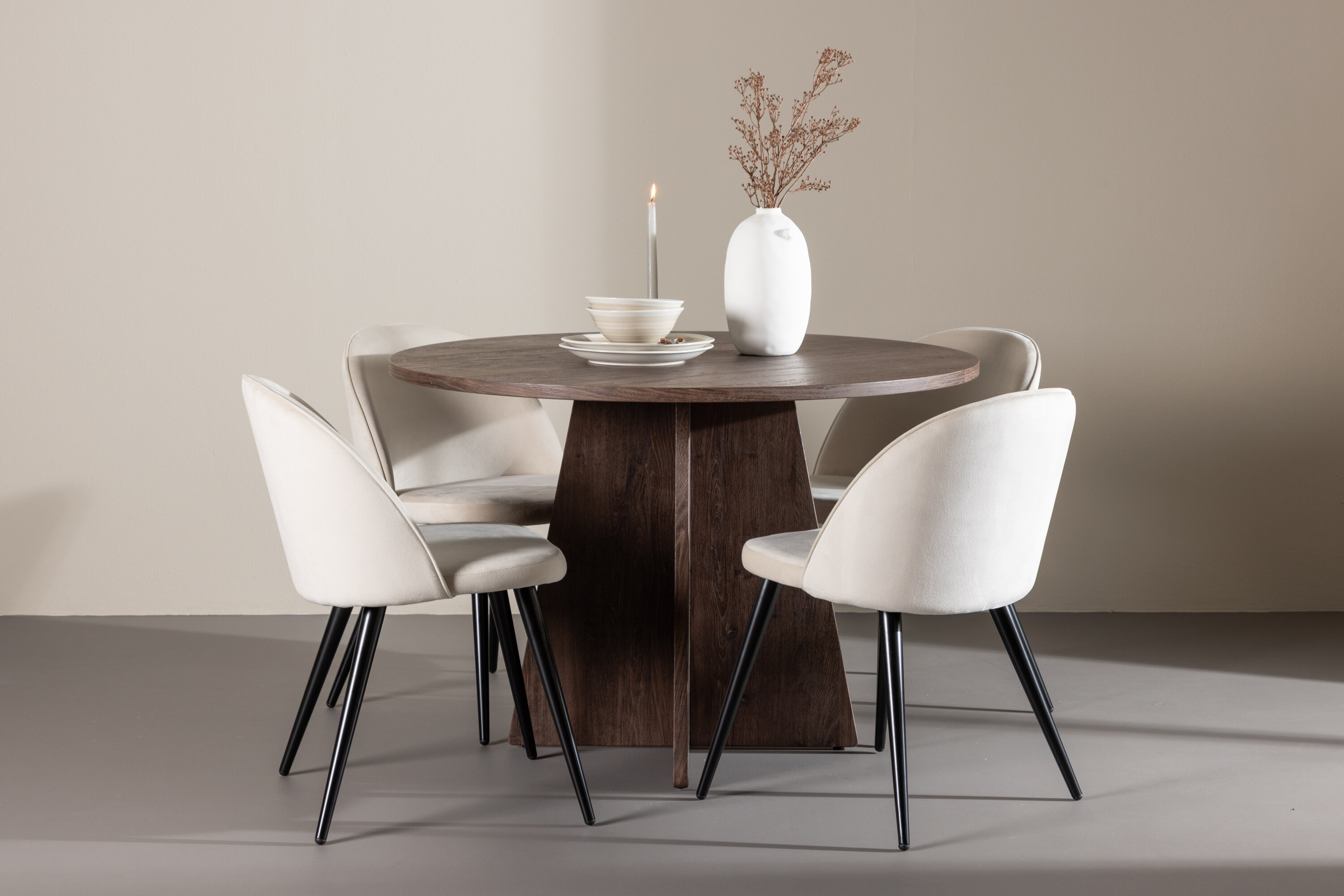 Bootcut, Velvet ensemble repas rond moka, beige, noir en situation dans une pièce décorée