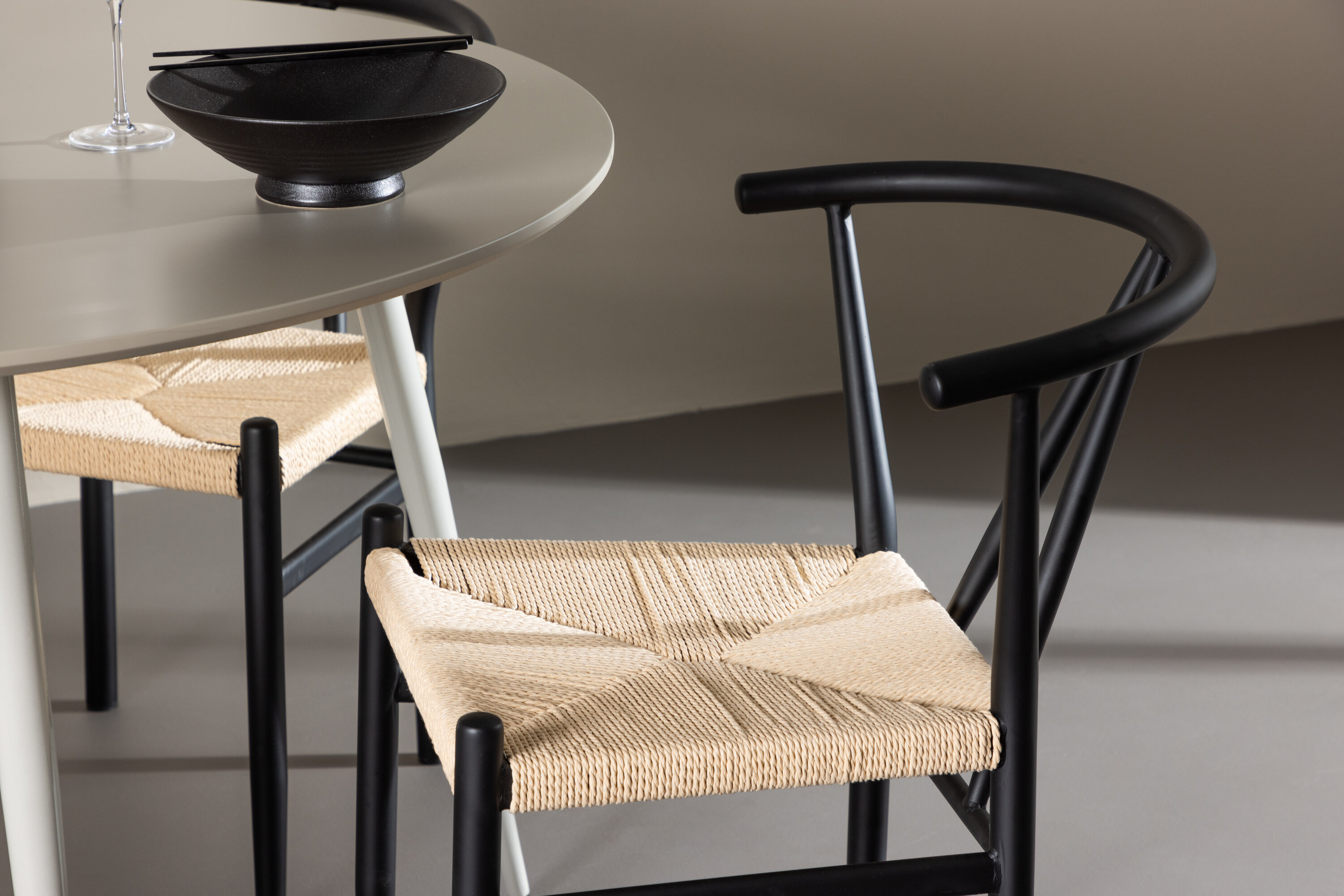 Plaza, Alfons ensemble repas rond beige, noir en situation dans une pièce décorée