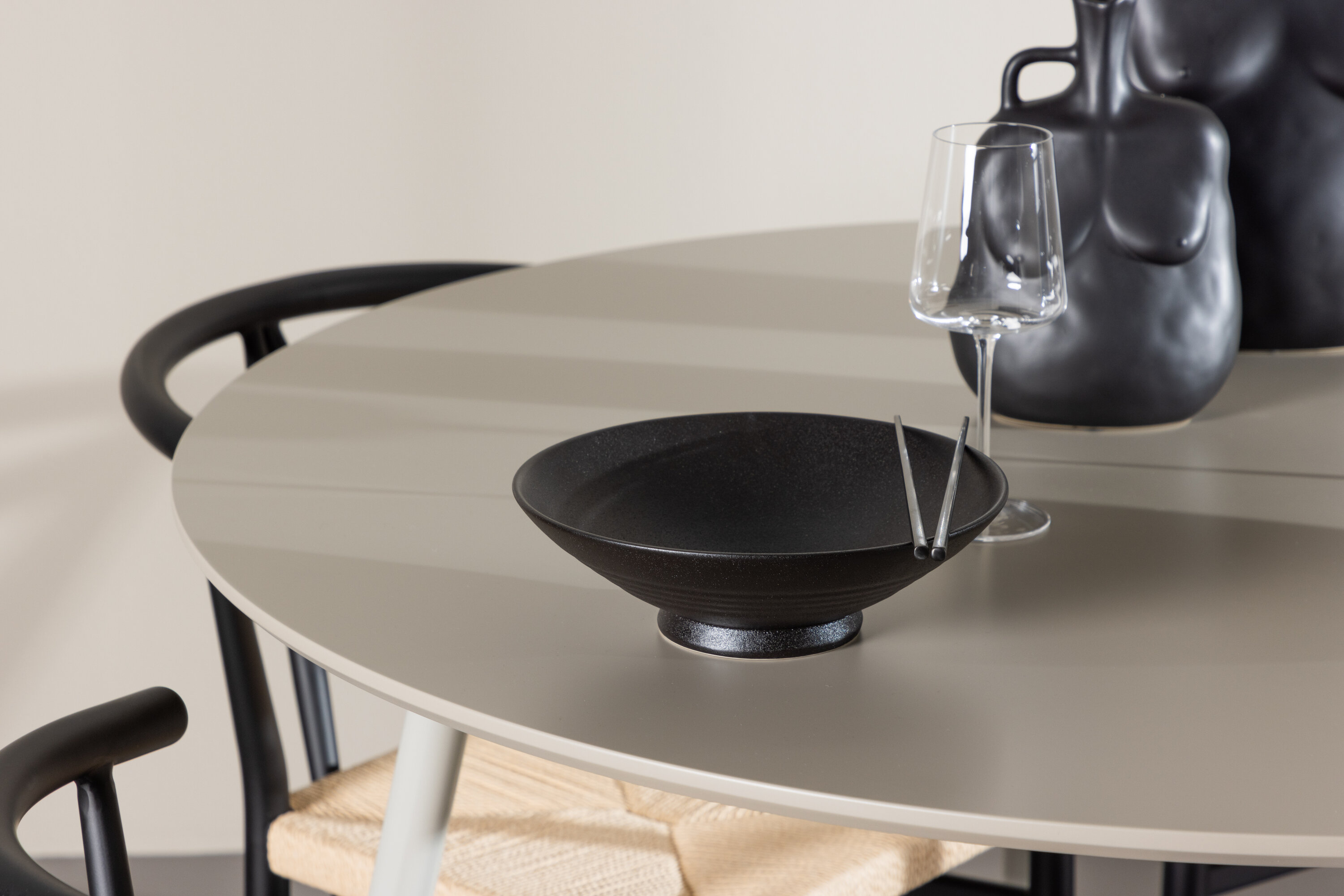Plaza, Alfons ensemble repas rond beige, noir en situation dans une pièce décorée