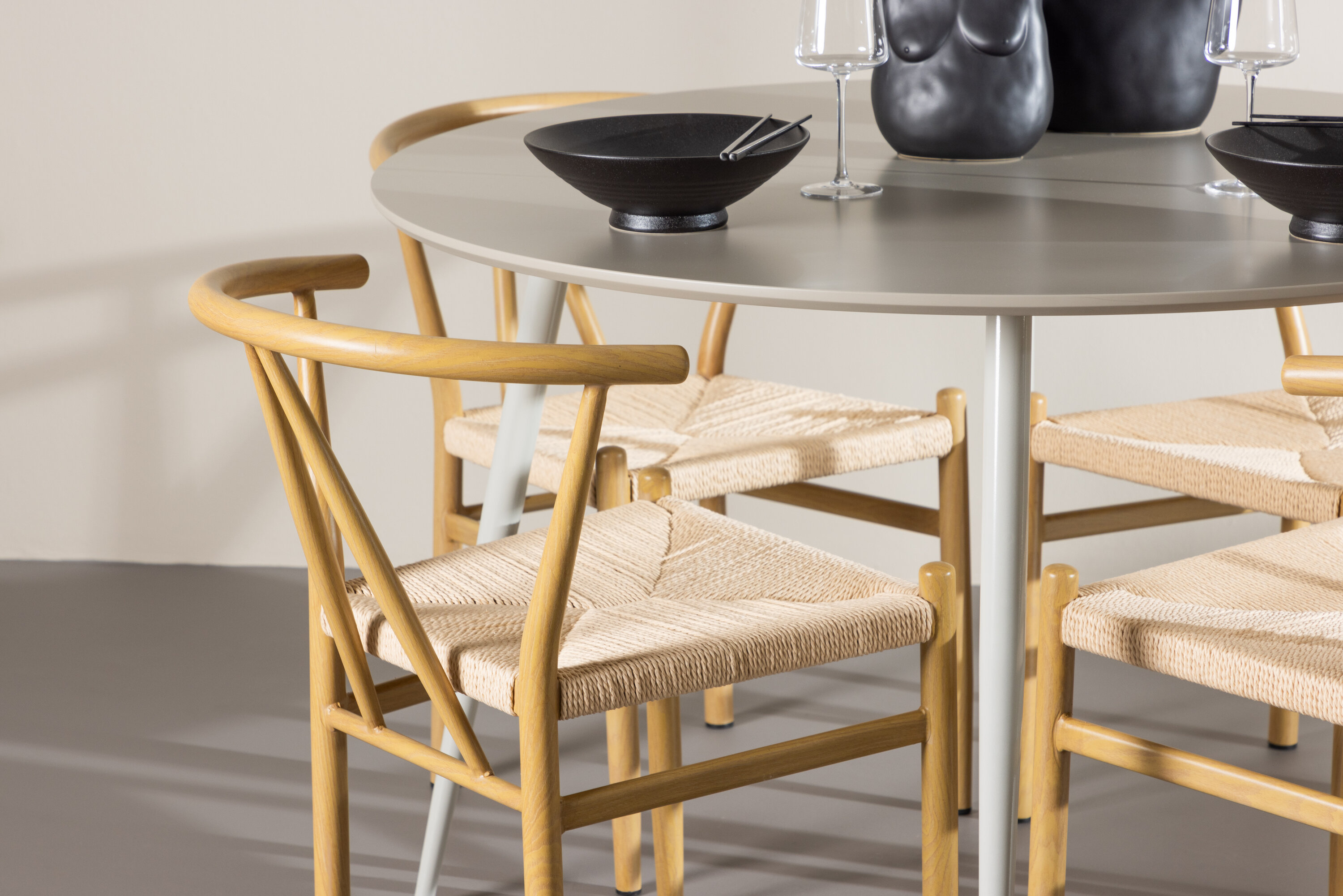 Plaza, Alfons ensemble repas rond beige, naturel en situation dans une pièce décorée