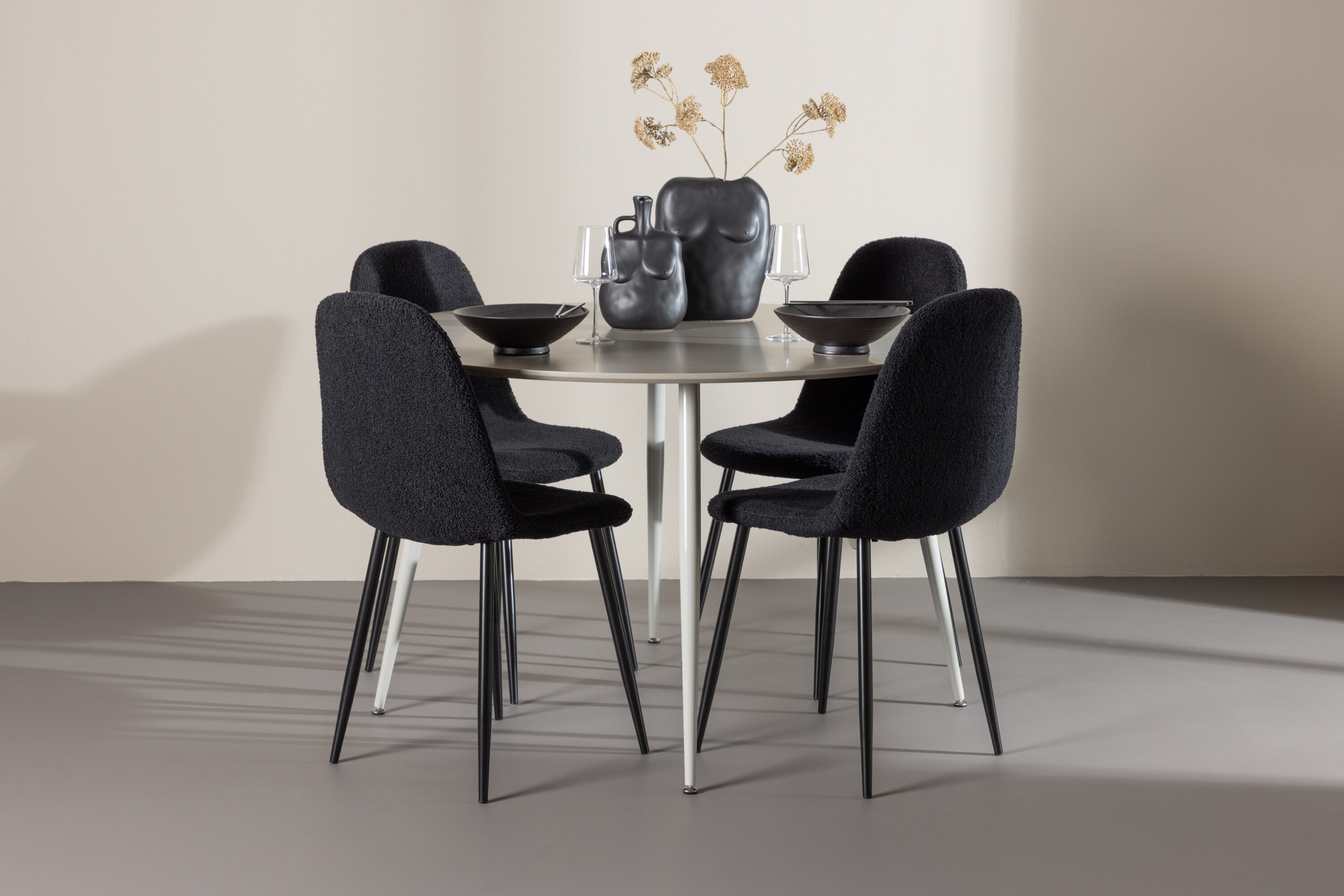 Plaza, Polar ensemble repas rond beige, noir en situation dans une pièce décorée