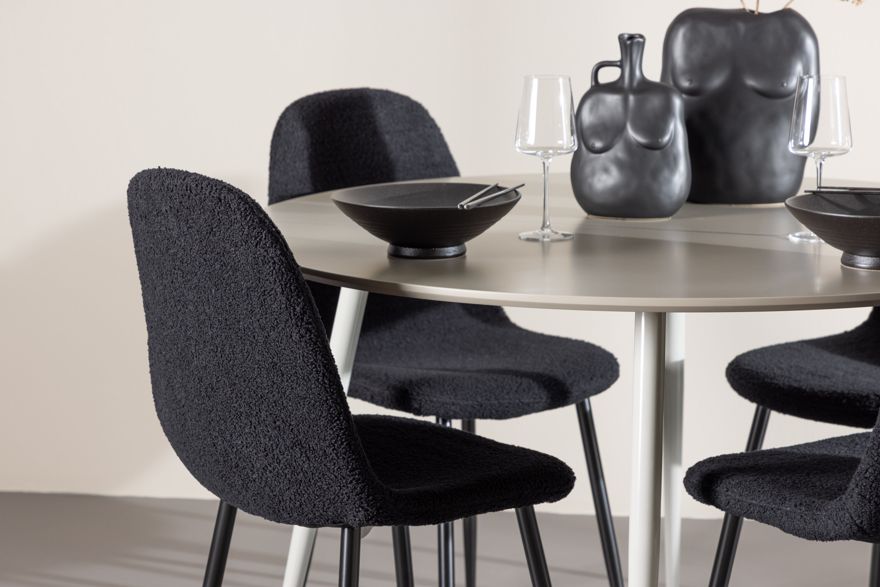 Plaza, Polar ensemble repas rond beige, noir en situation dans une pièce décorée
