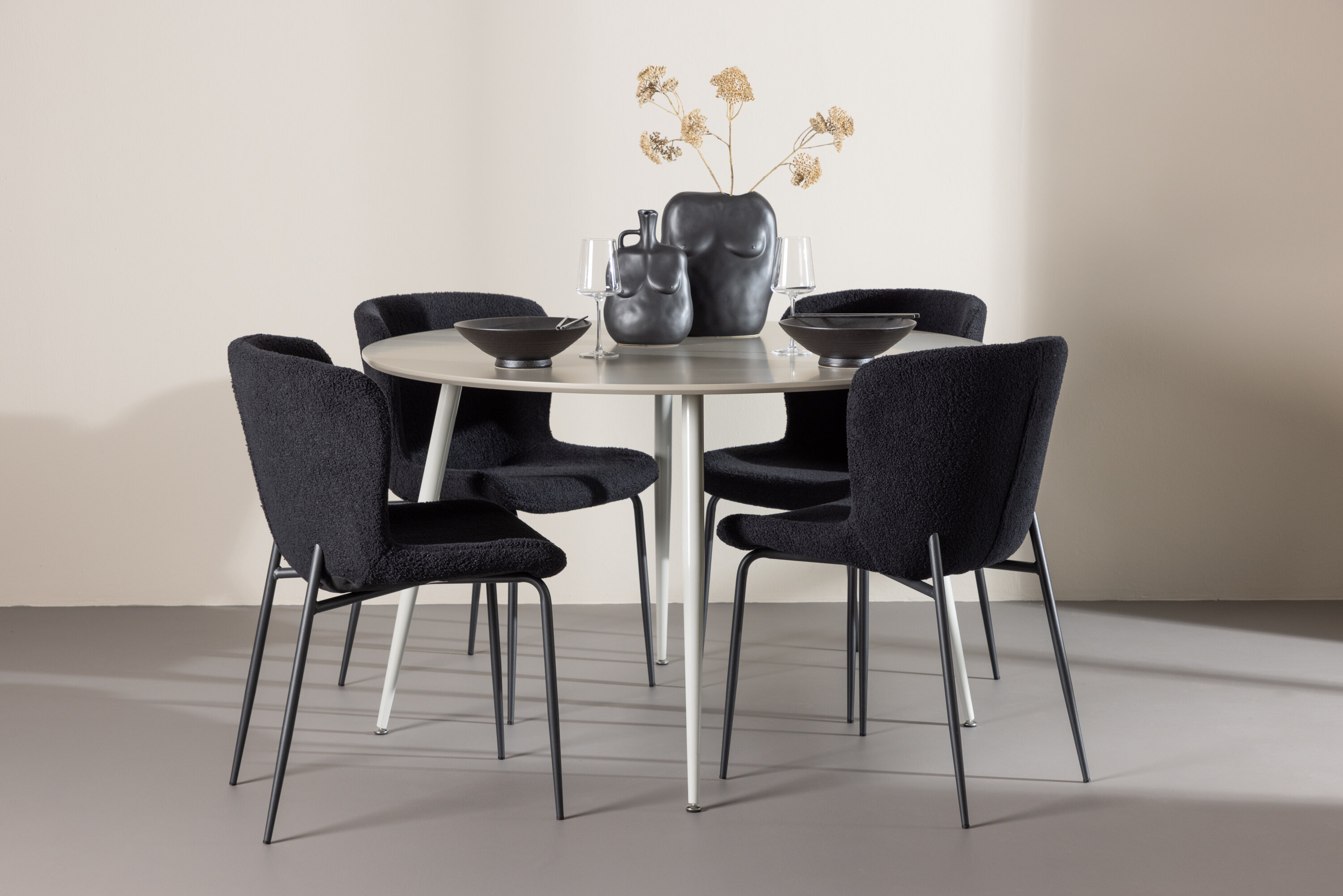 Plaza, Modesto ensemble repas rond beige, noir en situation dans une pièce décorée