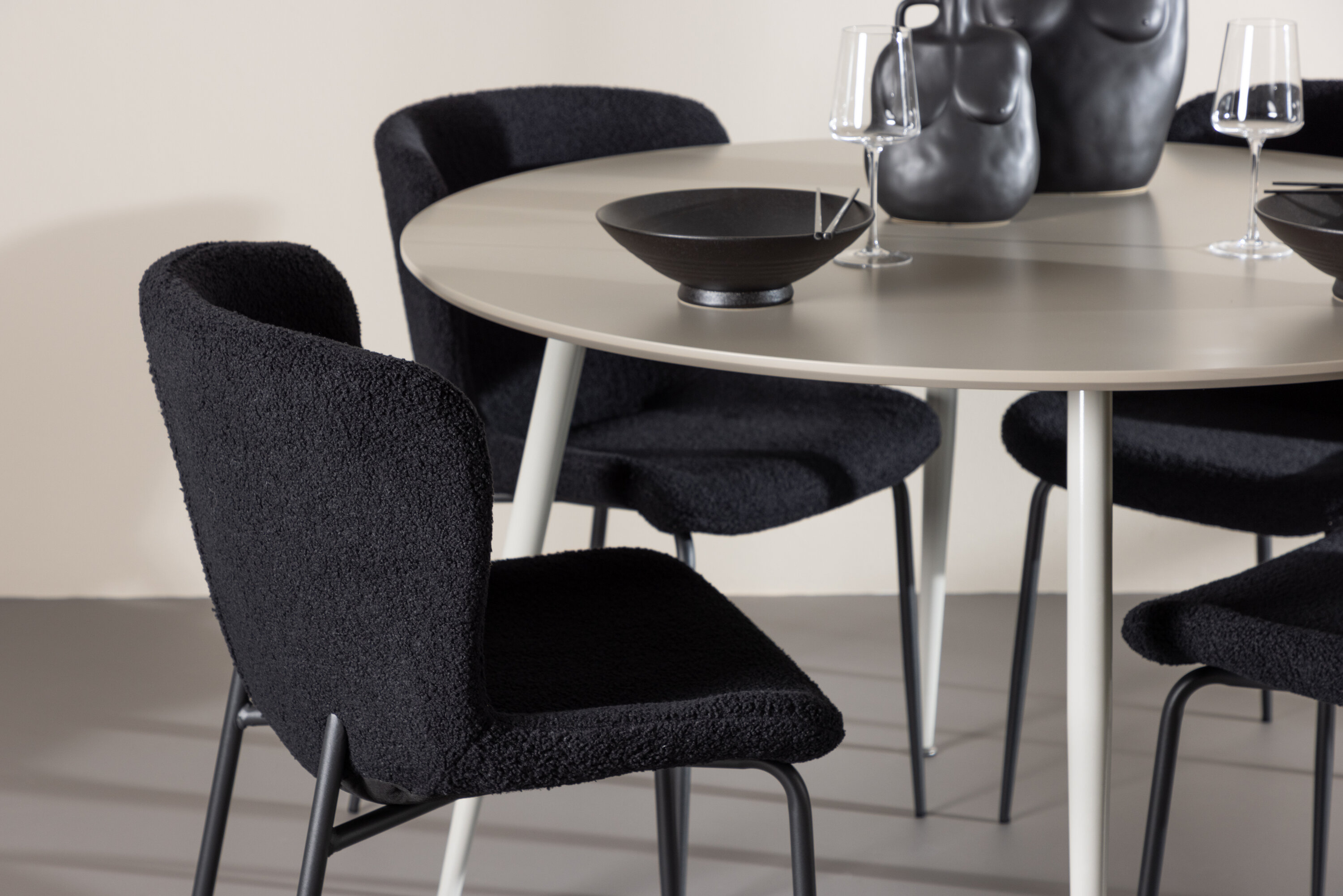Plaza, Modesto ensemble repas rond beige, noir en situation dans une pièce décorée