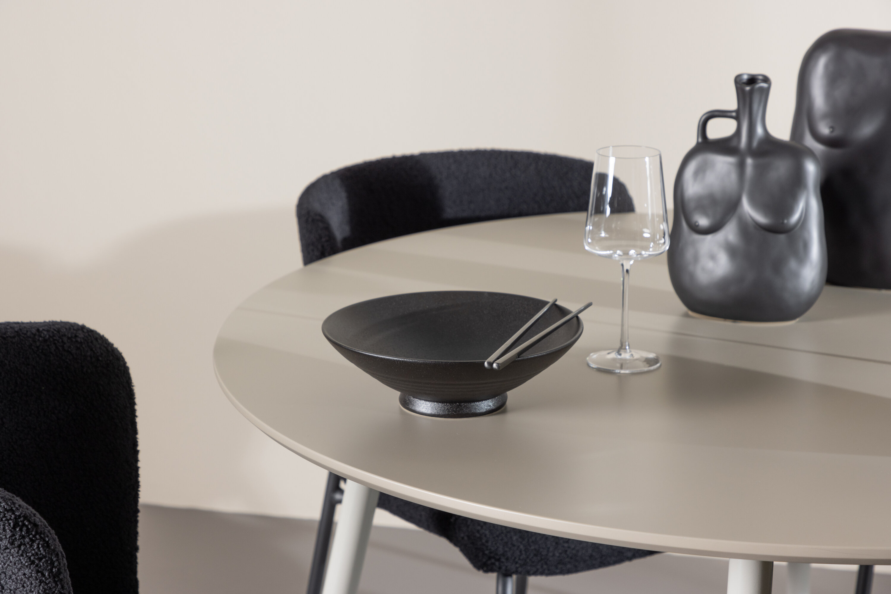 Plaza, Modesto ensemble repas rond beige, noir en situation dans une pièce décorée
