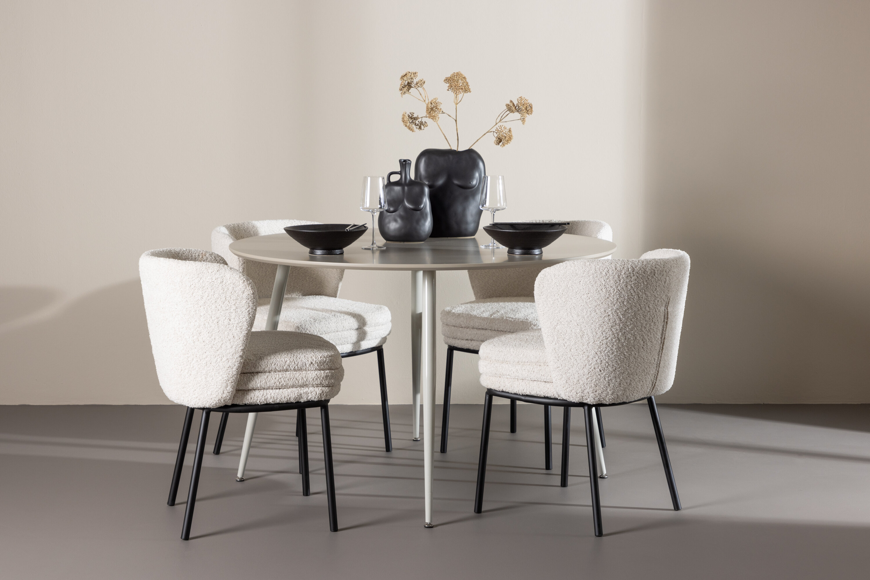 Plaza, Agnes ensemble repas rond beige, noir, blanc en situation dans une pièce décorée