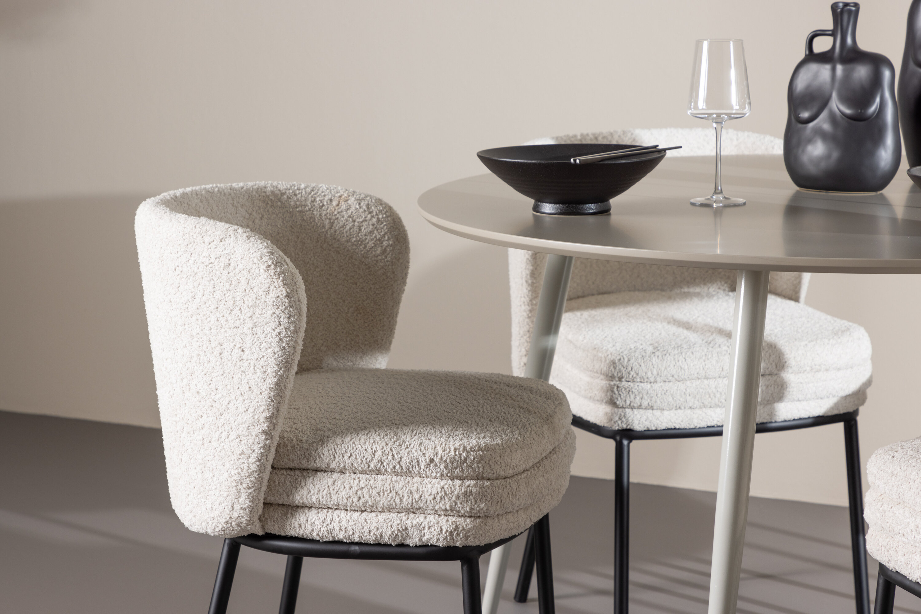 Plaza, Agnes ensemble repas rond beige, noir, blanc en situation dans une pièce décorée