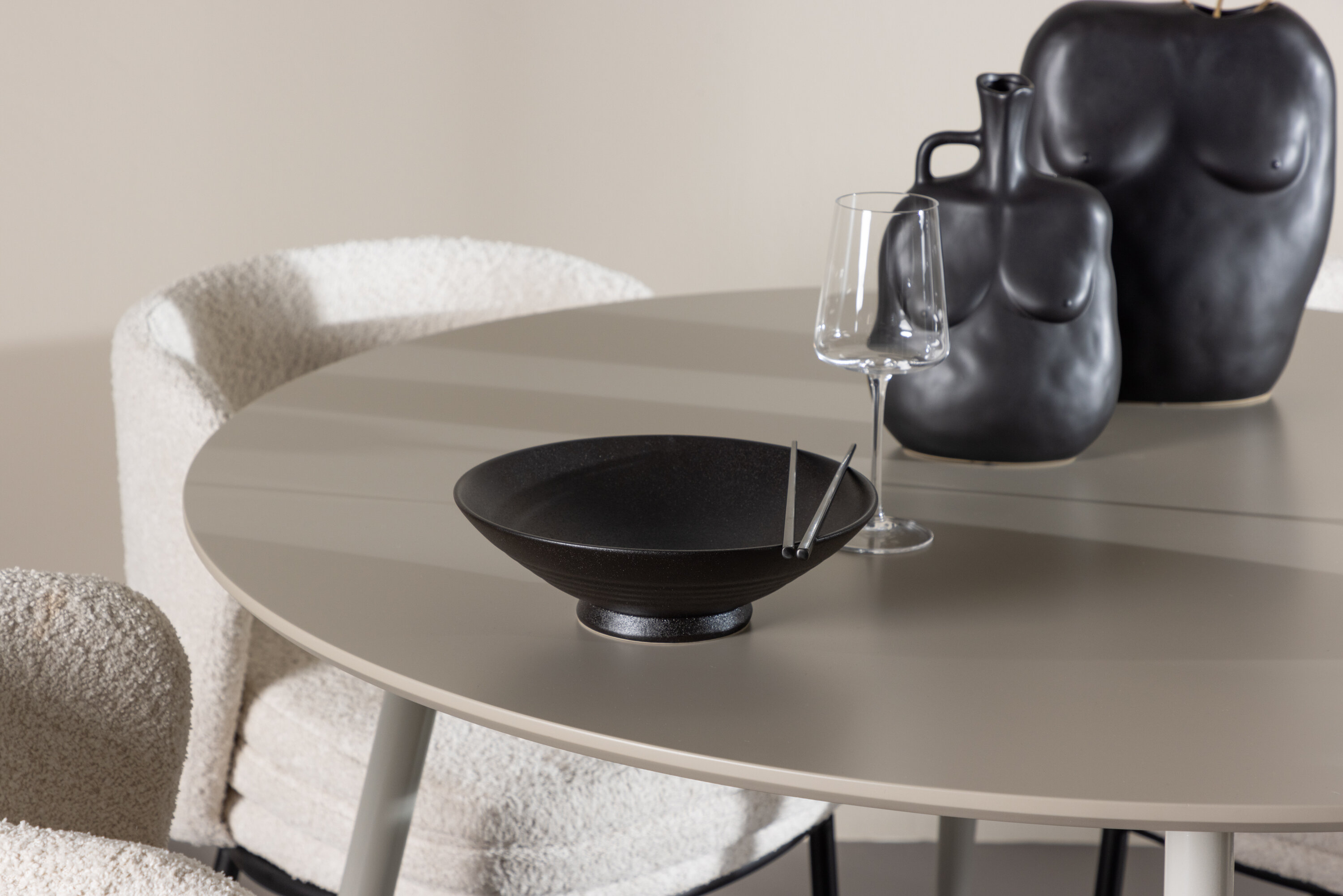 Plaza, Agnes ensemble repas rond beige, noir, blanc en situation dans une pièce décorée