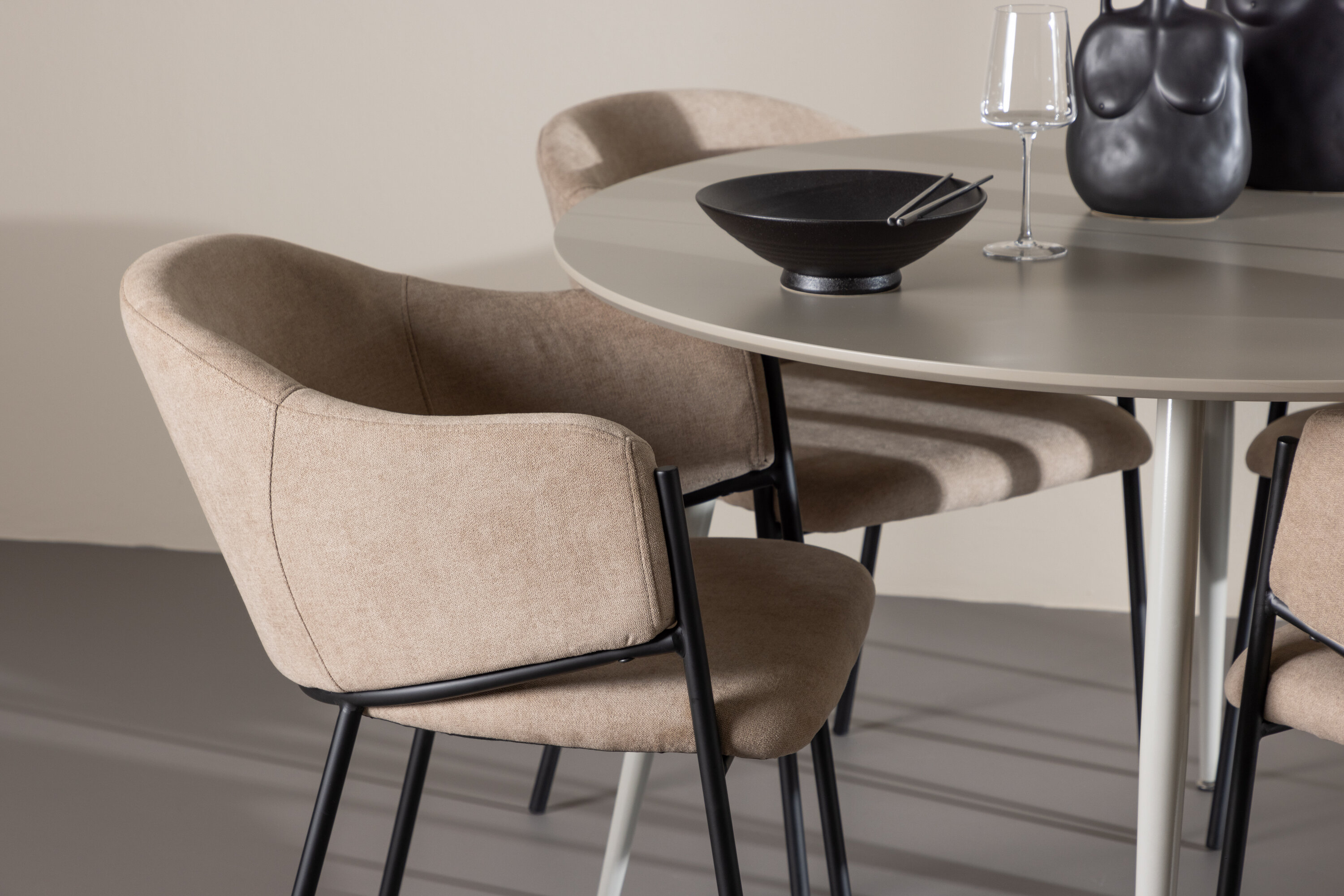 Plaza, Evelina ensemble repas rond beige, noir en situation dans une pièce décorée