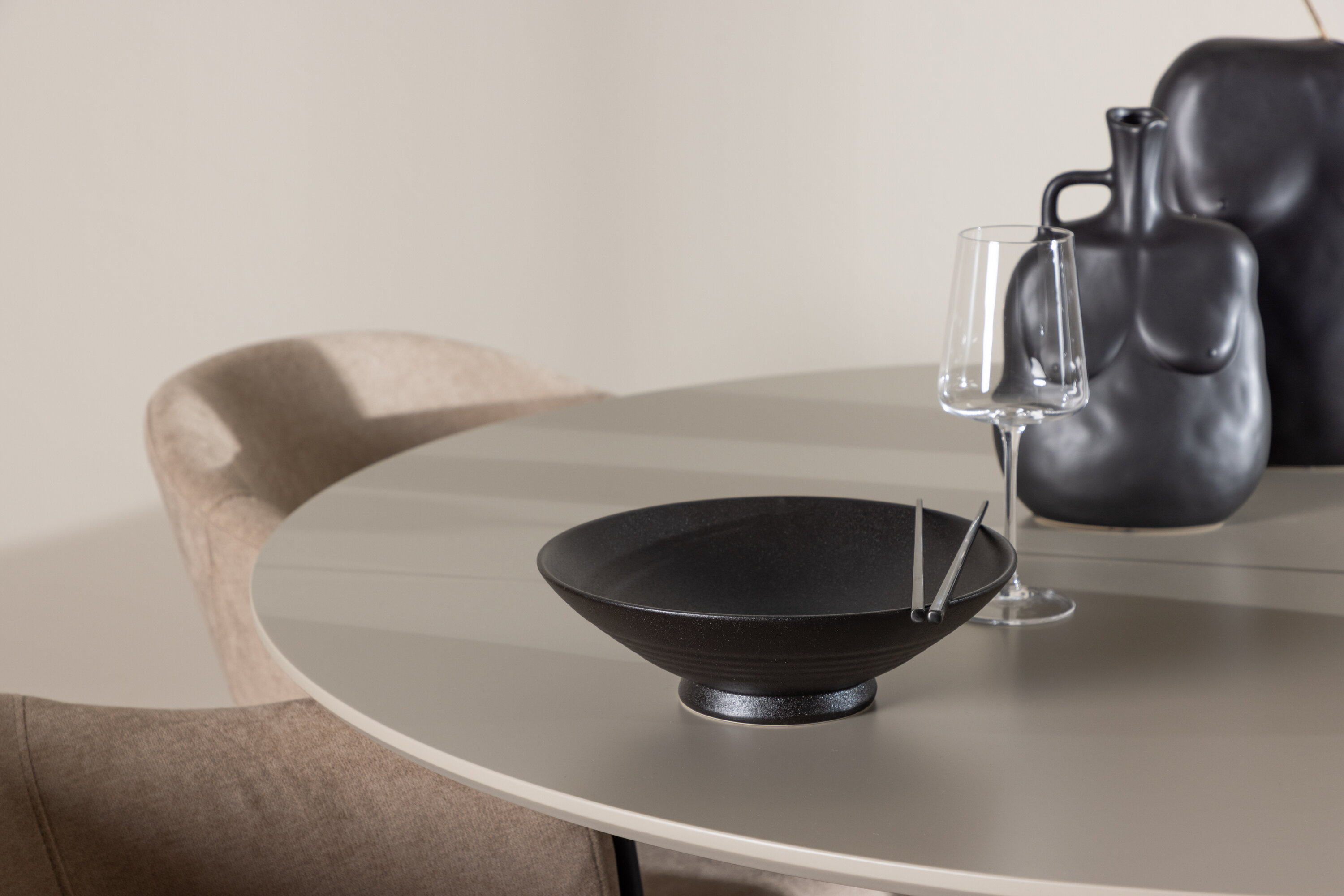 Plaza, Evelina ensemble repas rond beige, noir en situation dans une pièce décorée
