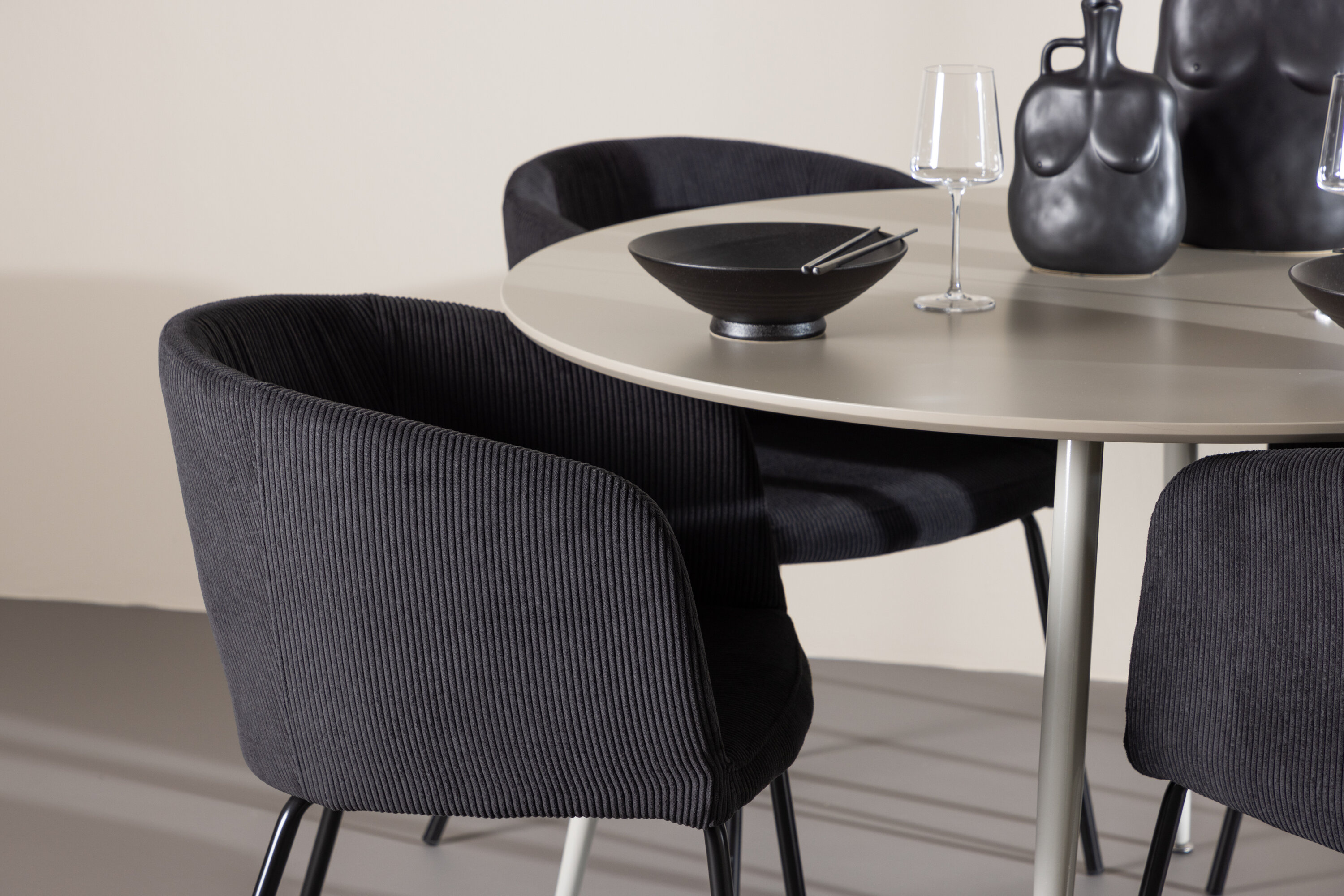 Plaza, Berit ensemble repas rond beige, noir en situation dans une pièce décorée