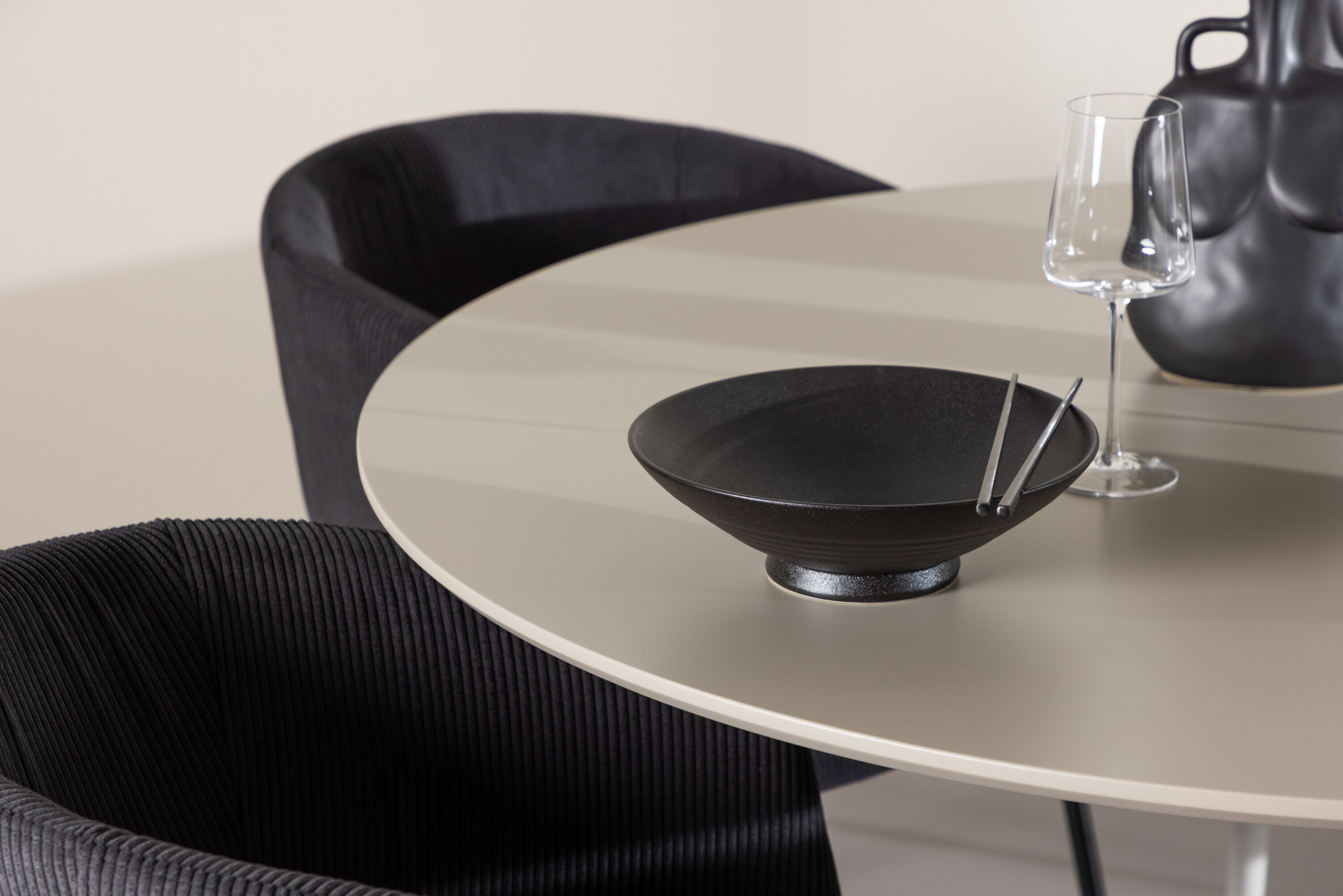 Plaza, Berit ensemble repas rond beige, noir en situation dans une pièce décorée