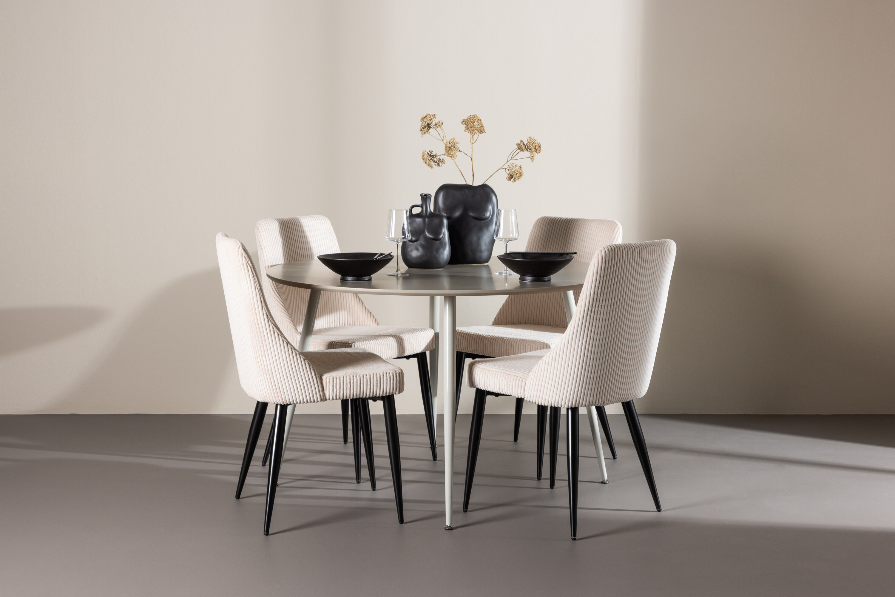 Plaza, Leone ensemble repas rond beige, noir en situation dans une pièce décorée