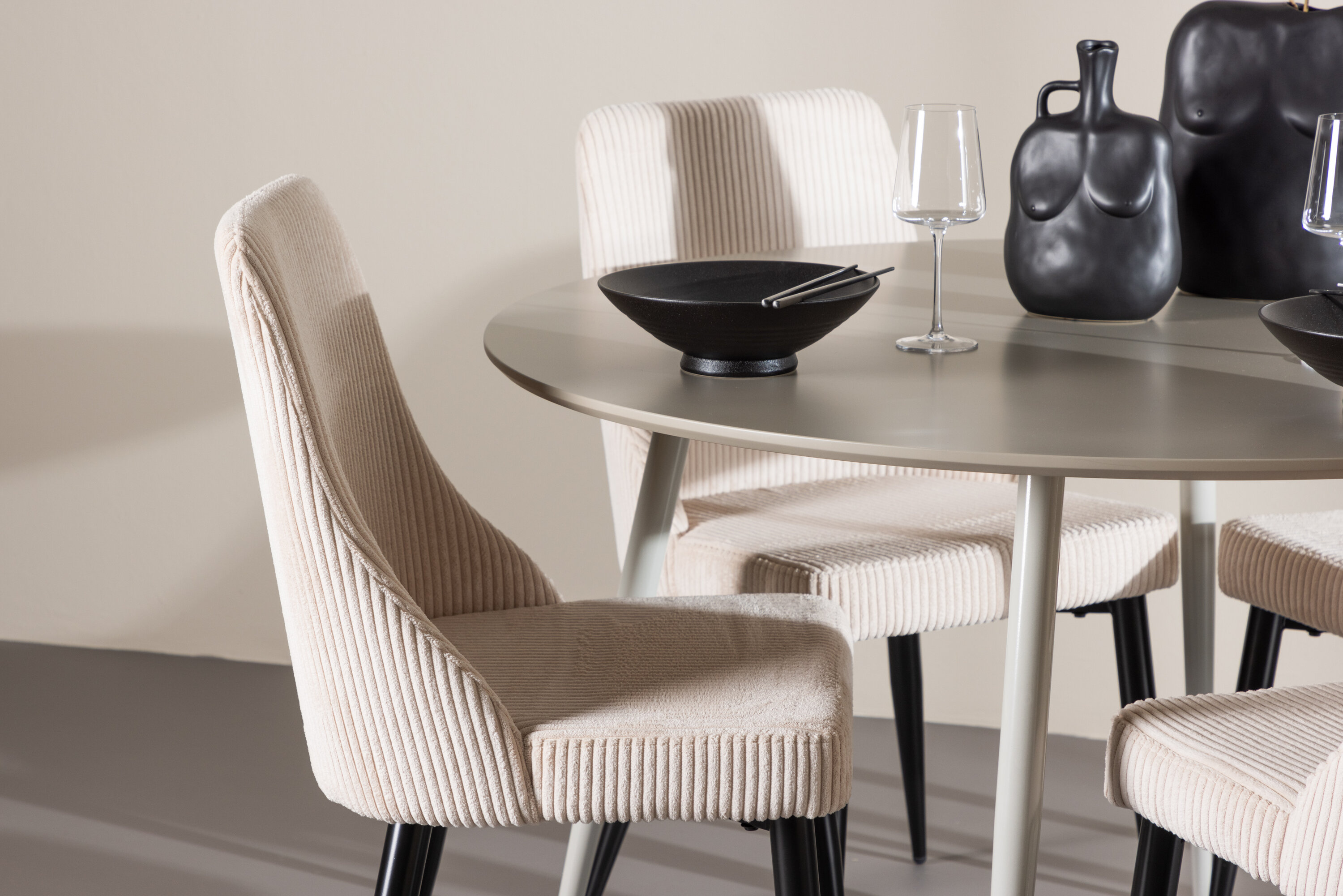 Plaza, Leone ensemble repas rond beige, noir en situation dans une pièce décorée