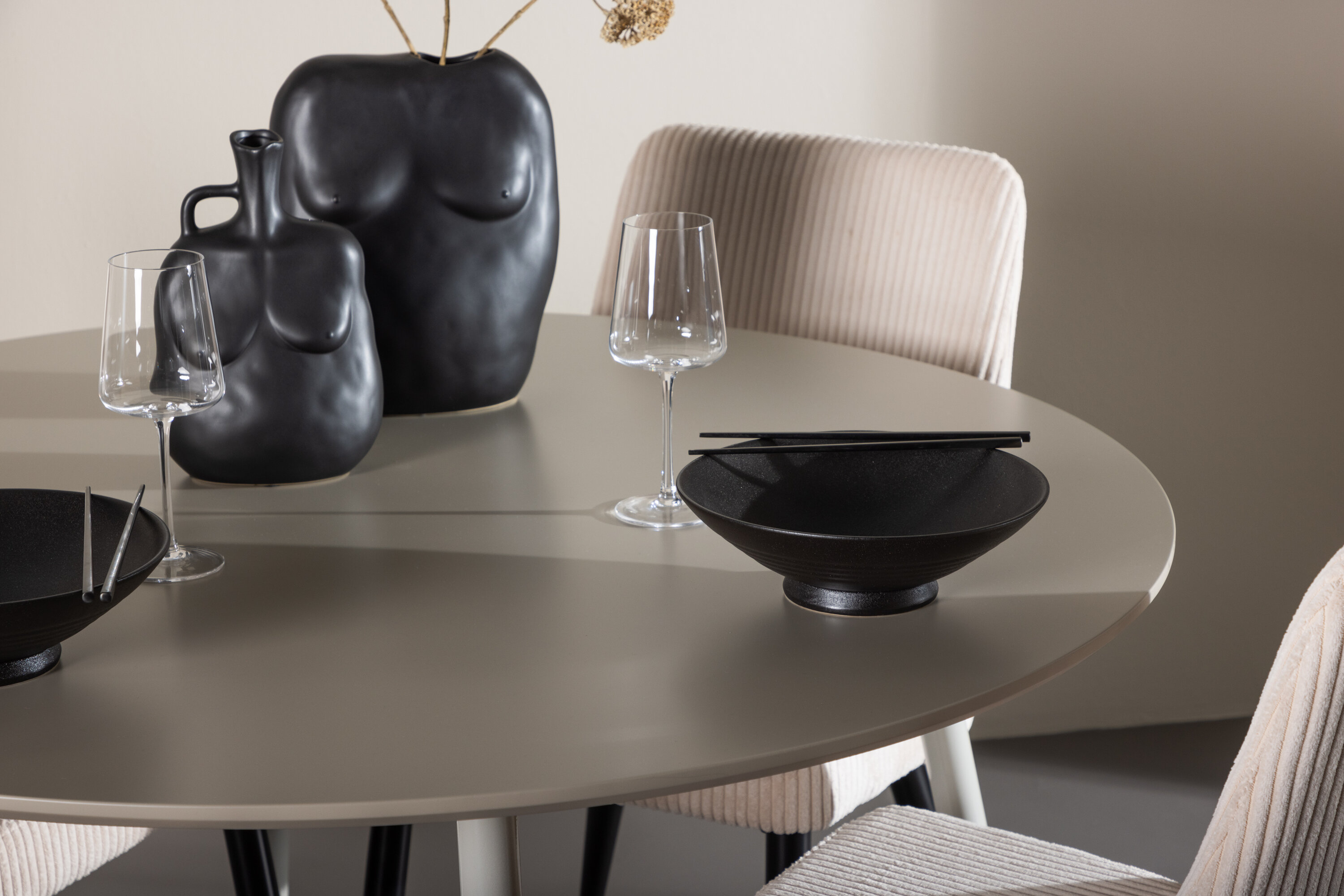 Plaza, Leone ensemble repas rond beige, noir en situation dans une pièce décorée