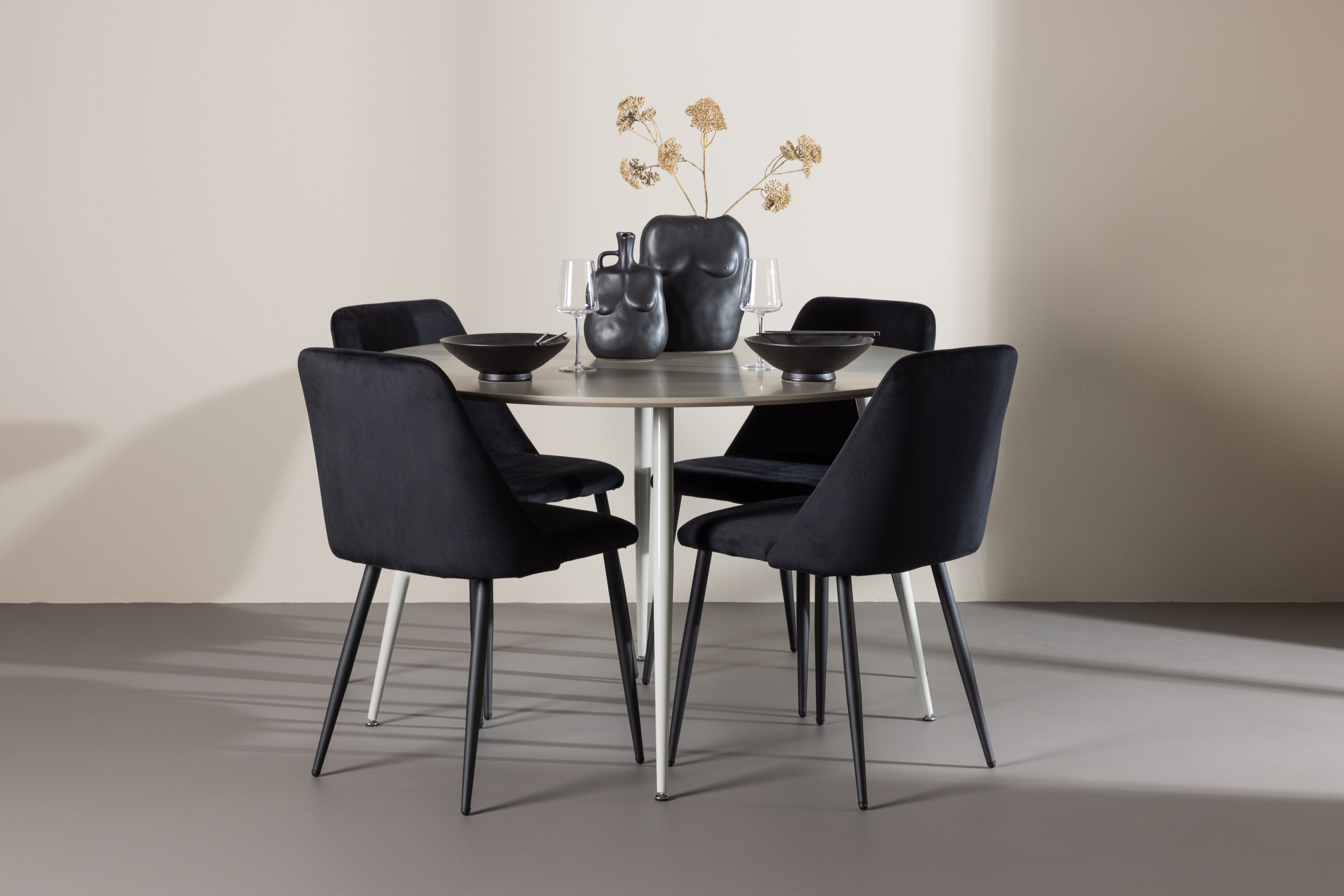 Plaza, Night ensemble repas rond beige, noir en situation dans une pièce décorée