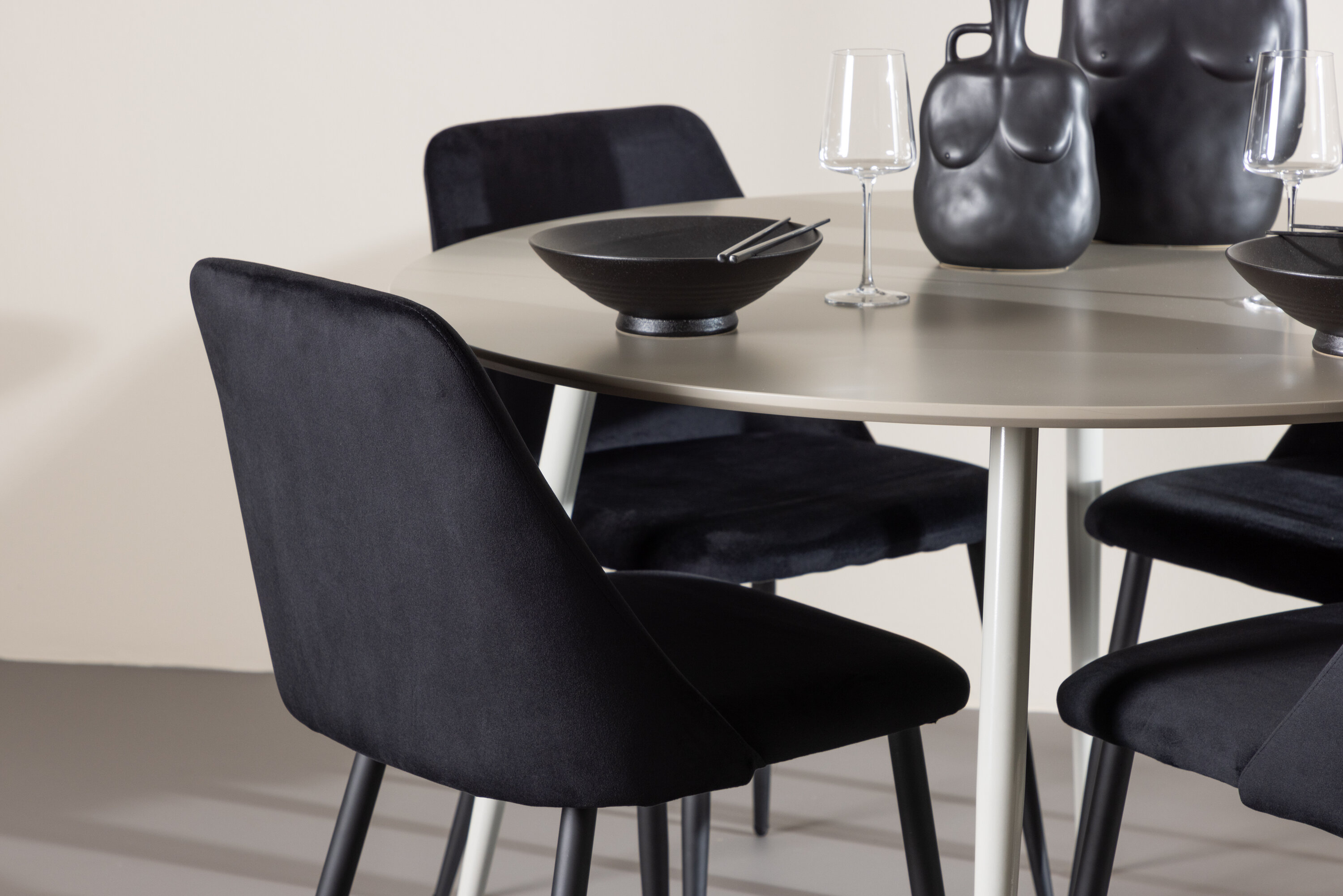 Plaza, Night ensemble repas rond beige, noir en situation dans une pièce décorée
