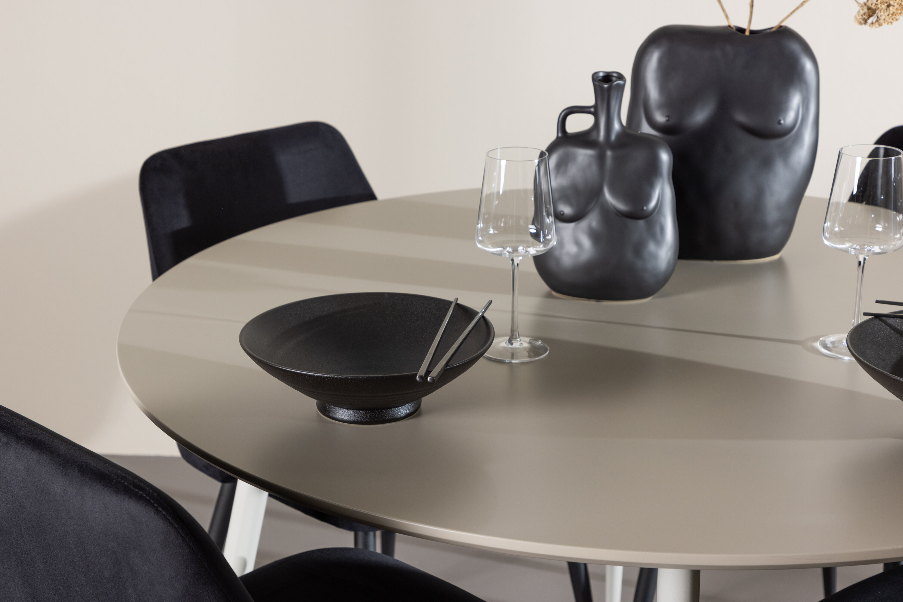 Plaza, Night ensemble repas rond beige, noir en situation dans une pièce décorée