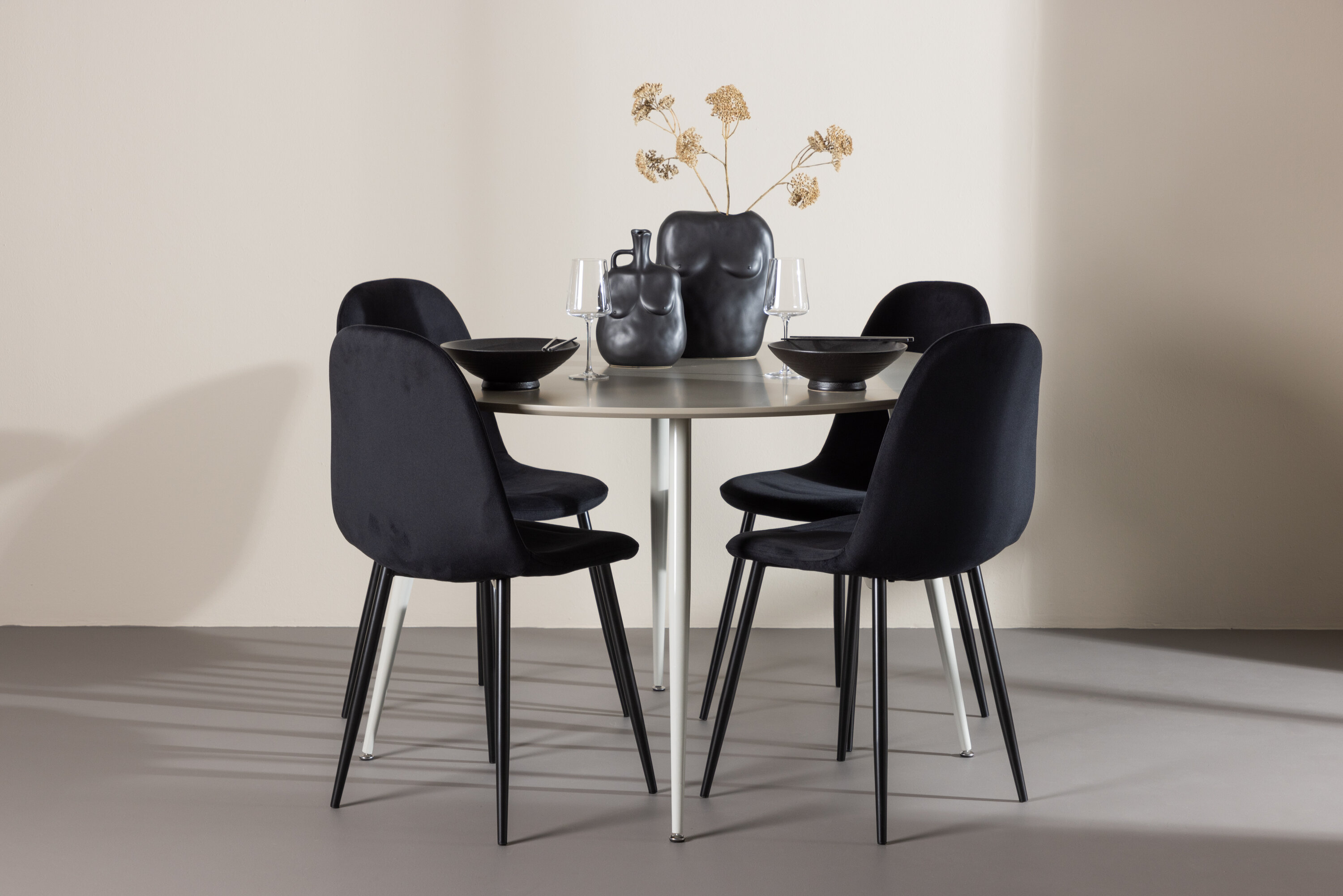 Plaza, Polar ensemble repas rond beige, noir en situation dans une pièce décorée
