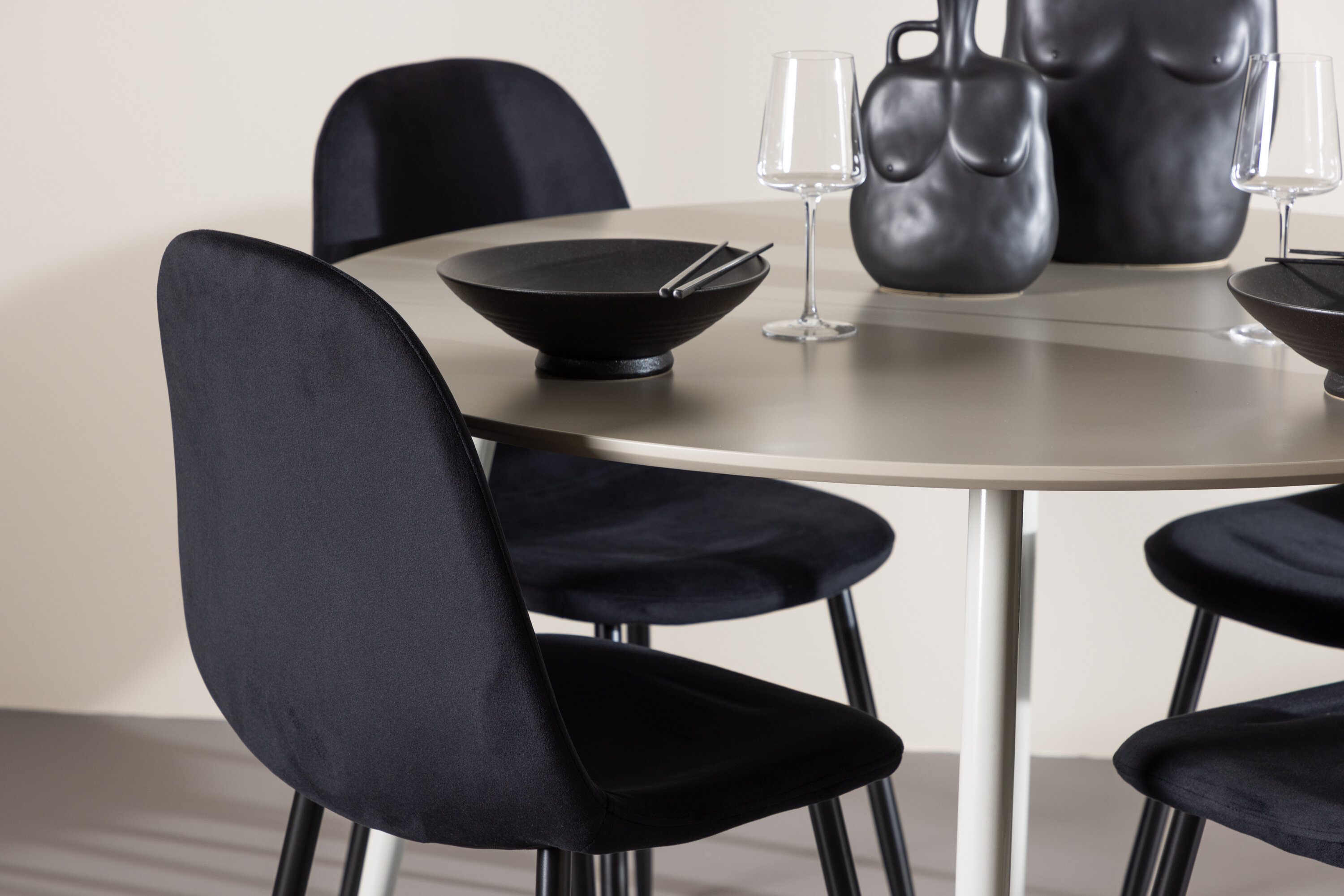 Plaza, Polar ensemble repas rond beige, noir en situation dans une pièce décorée