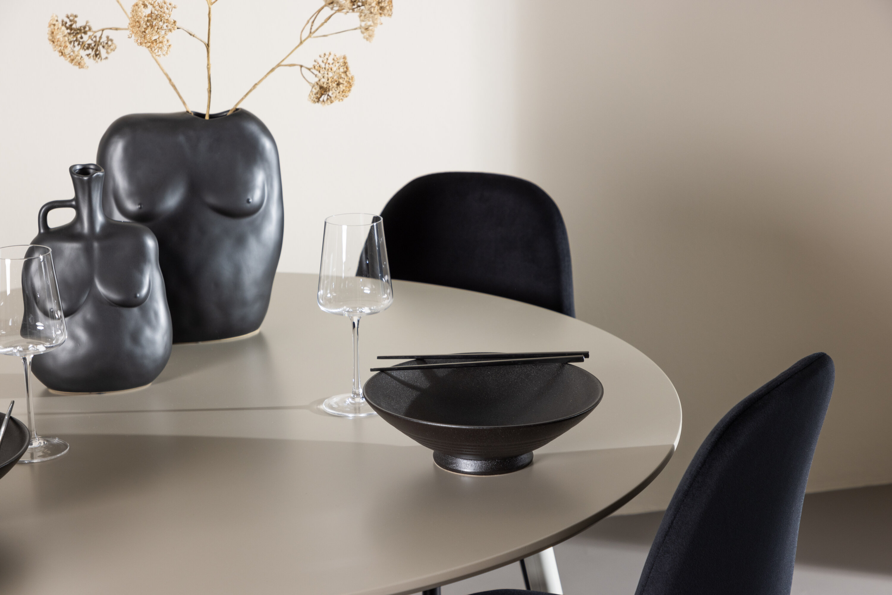 Plaza, Polar ensemble repas rond beige, noir en situation dans une pièce décorée