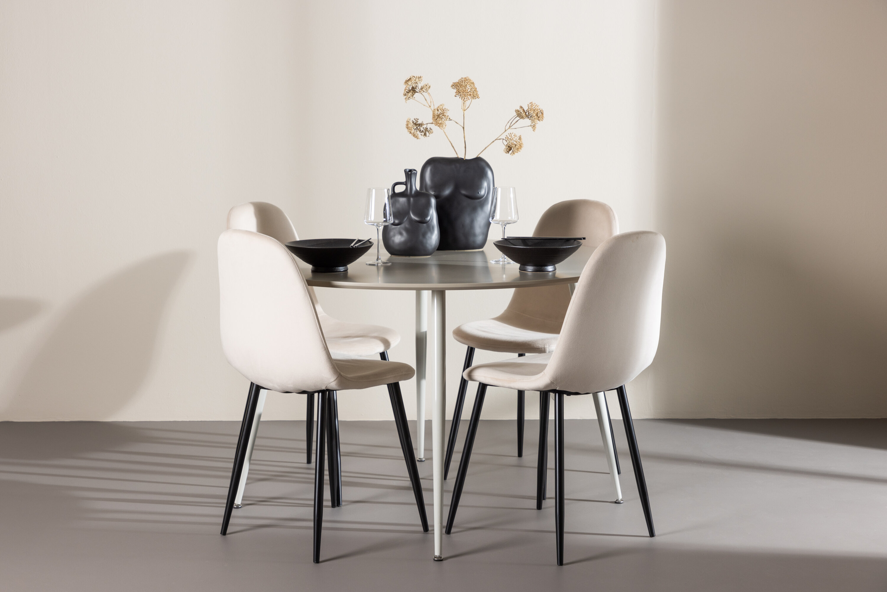 Plaza, Polar ensemble repas rond beige, noir en situation dans une pièce décorée
