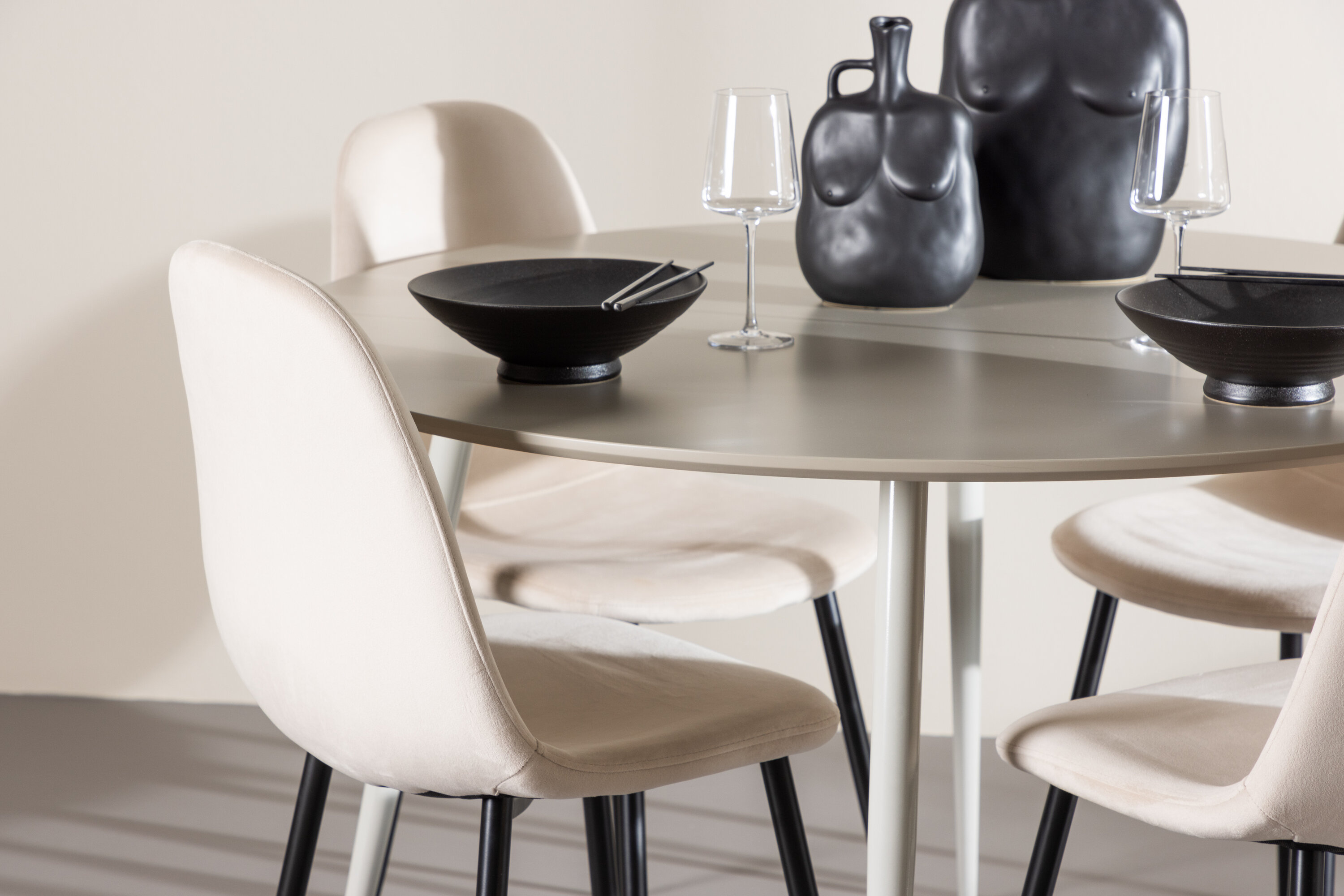 Plaza, Polar ensemble repas rond beige, noir en situation dans une pièce décorée