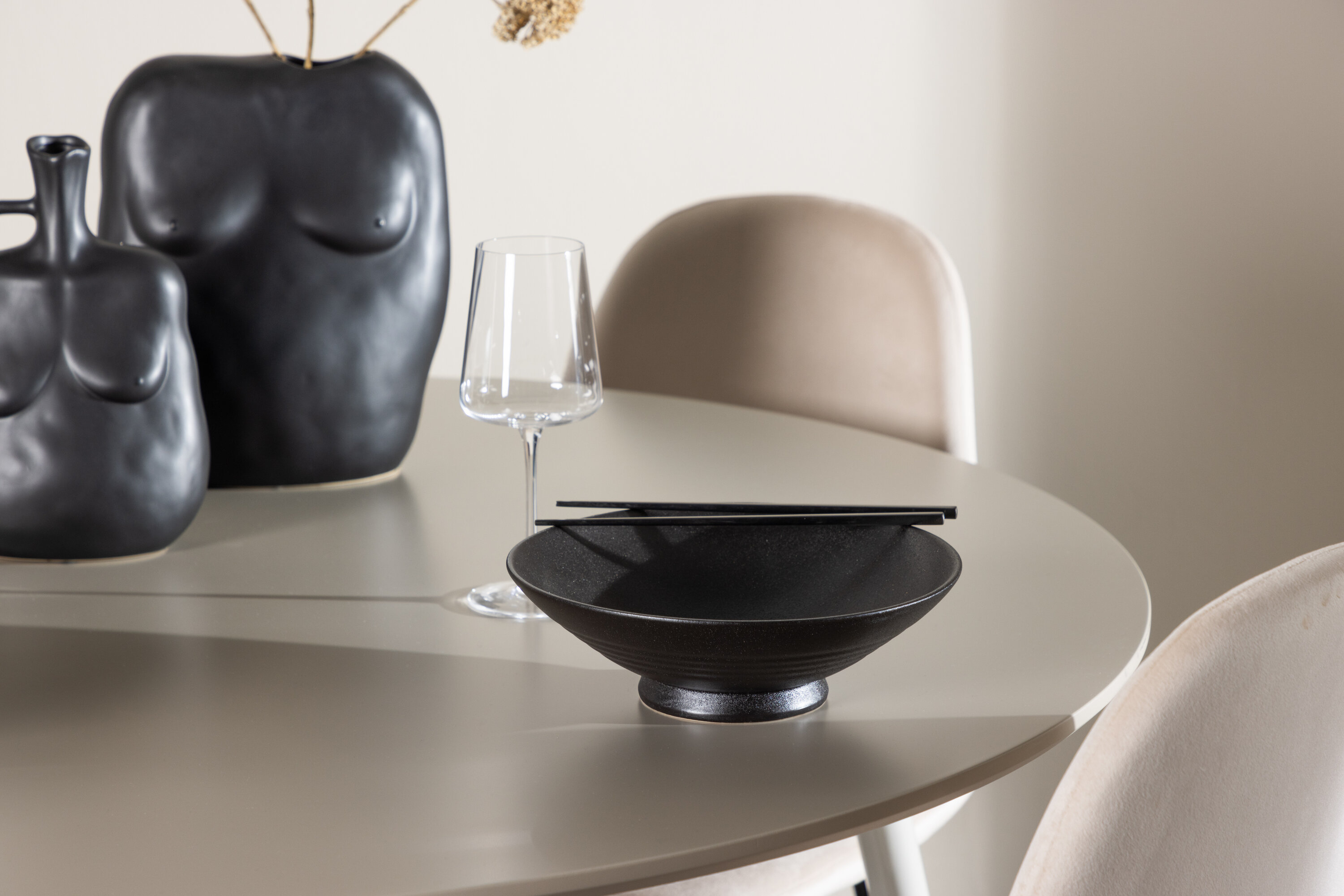 Plaza, Polar ensemble repas rond beige, noir en situation dans une pièce décorée