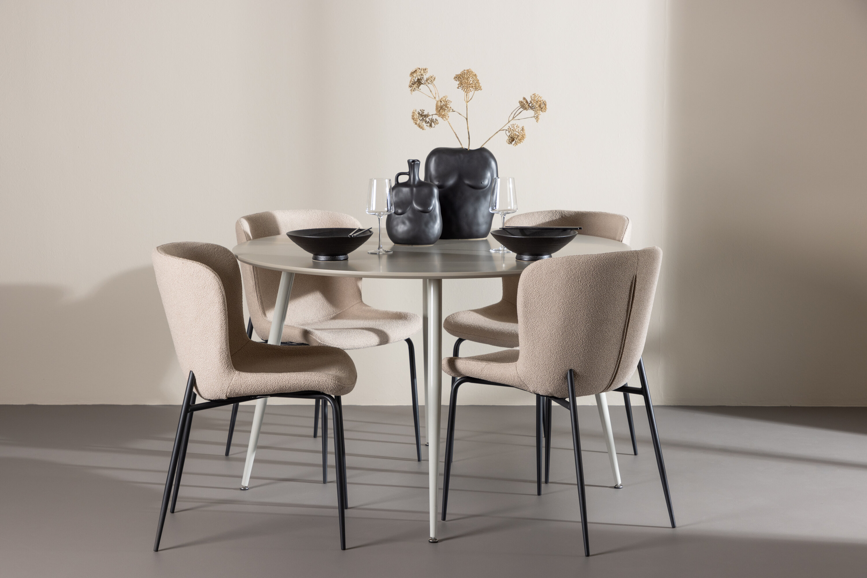 Plaza, Modesto ensemble repas rond beige, noir en situation dans une pièce décorée