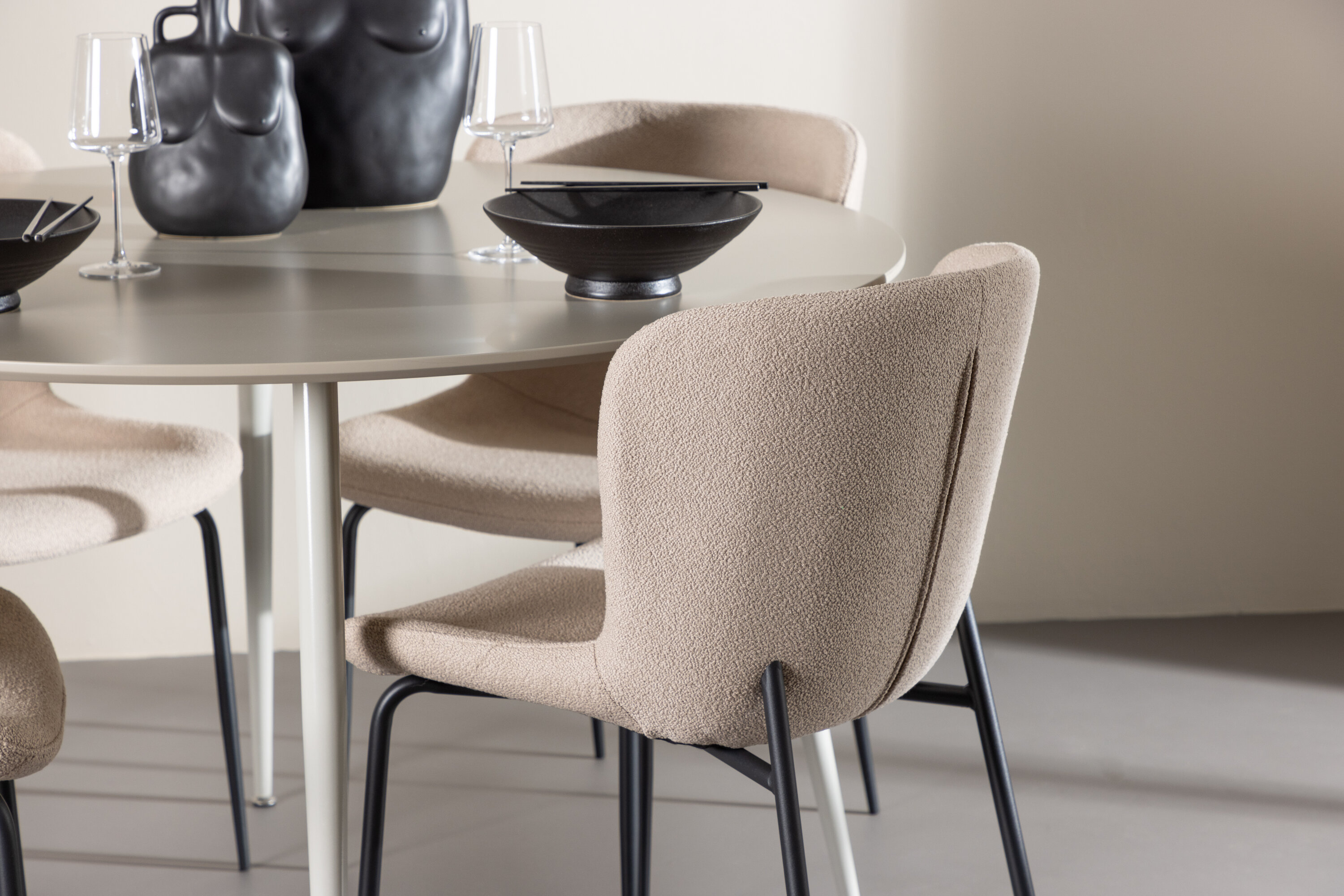 Plaza, Modesto ensemble repas rond beige, noir en situation dans une pièce décorée