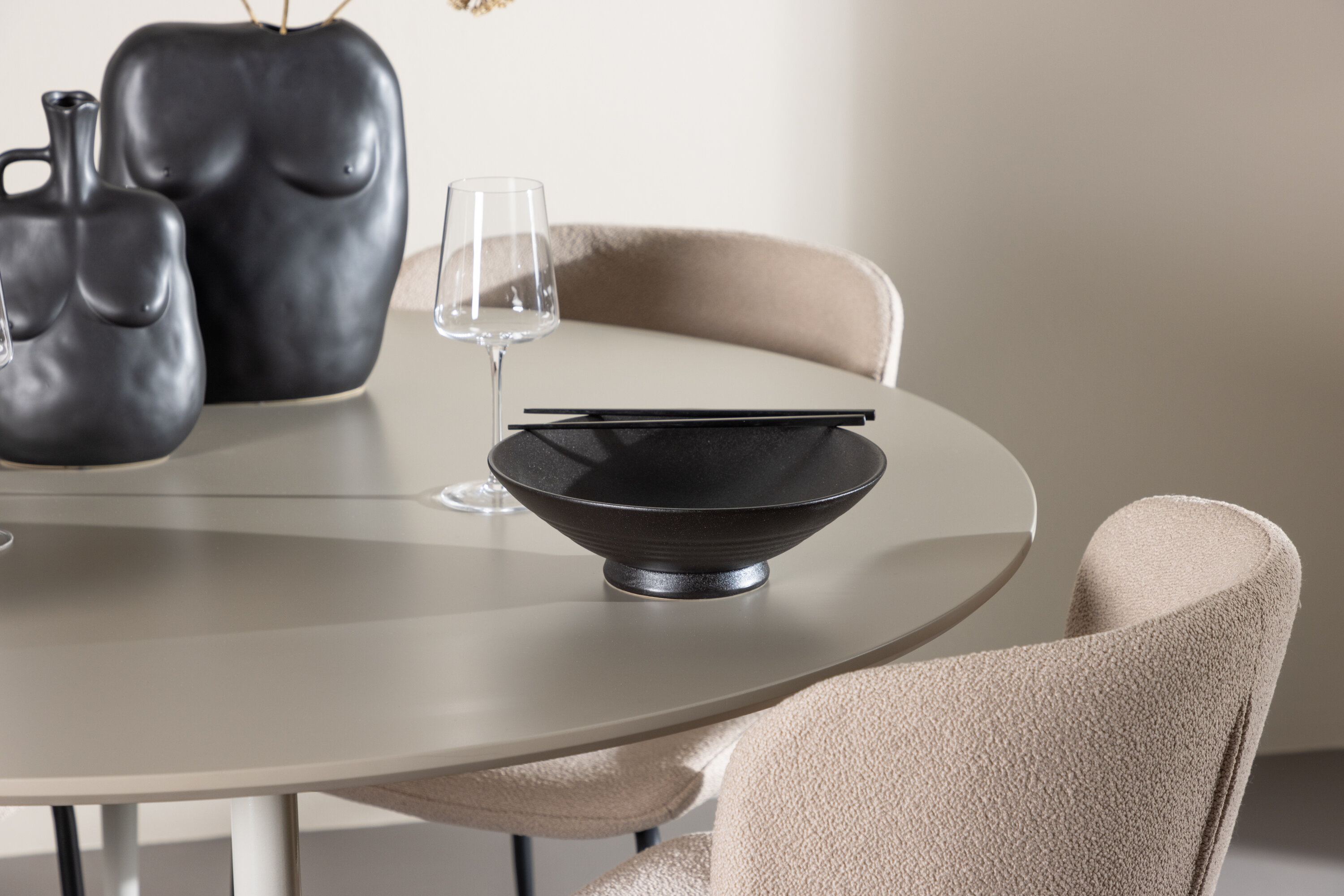 Plaza, Modesto ensemble repas rond beige, noir en situation dans une pièce décorée