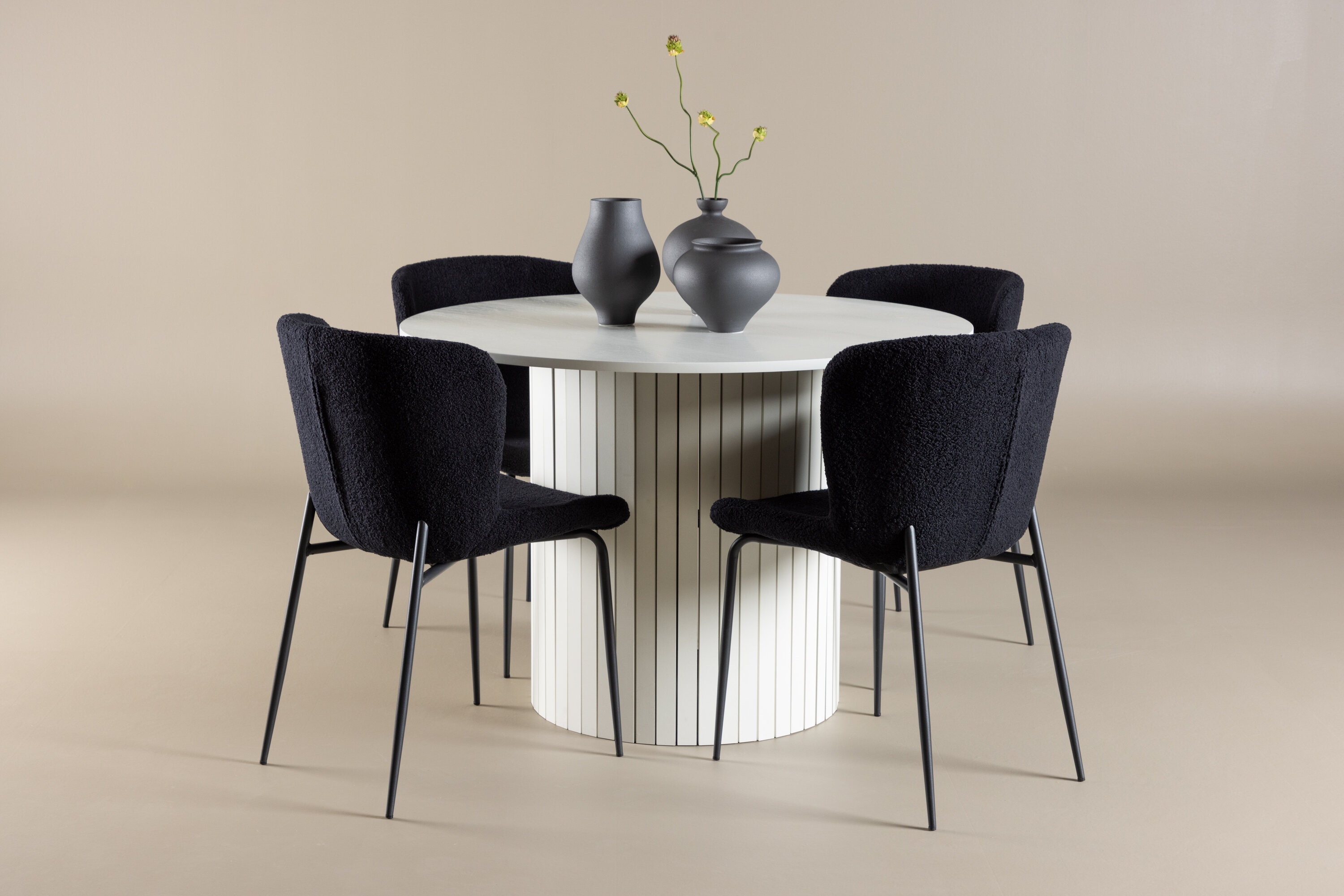 Härön, Modesto ensemble repas rond blanc, noir en situation dans une pièce décorée