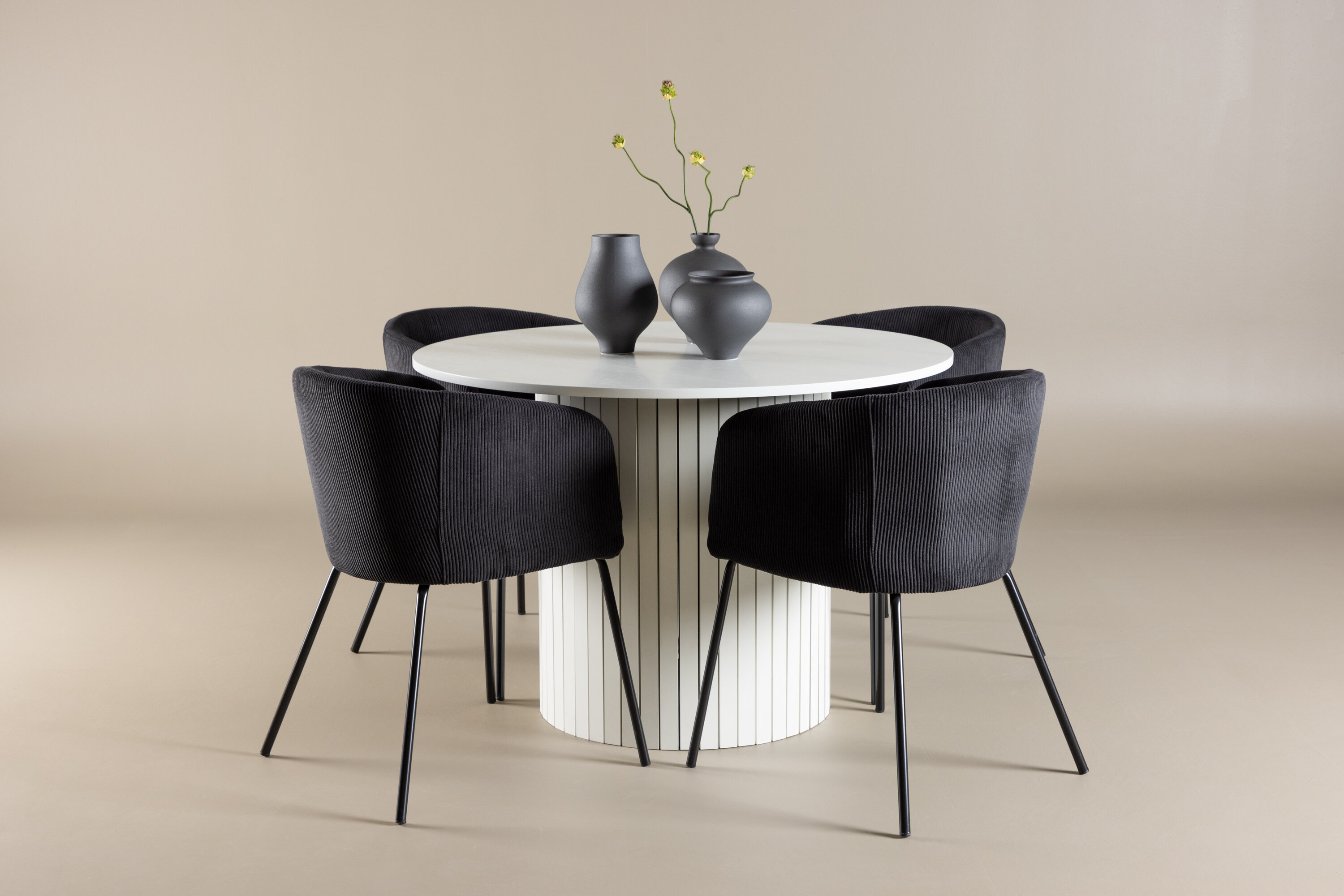 Härön, Berit ensemble repas rond blanc, noir en situation dans une pièce décorée