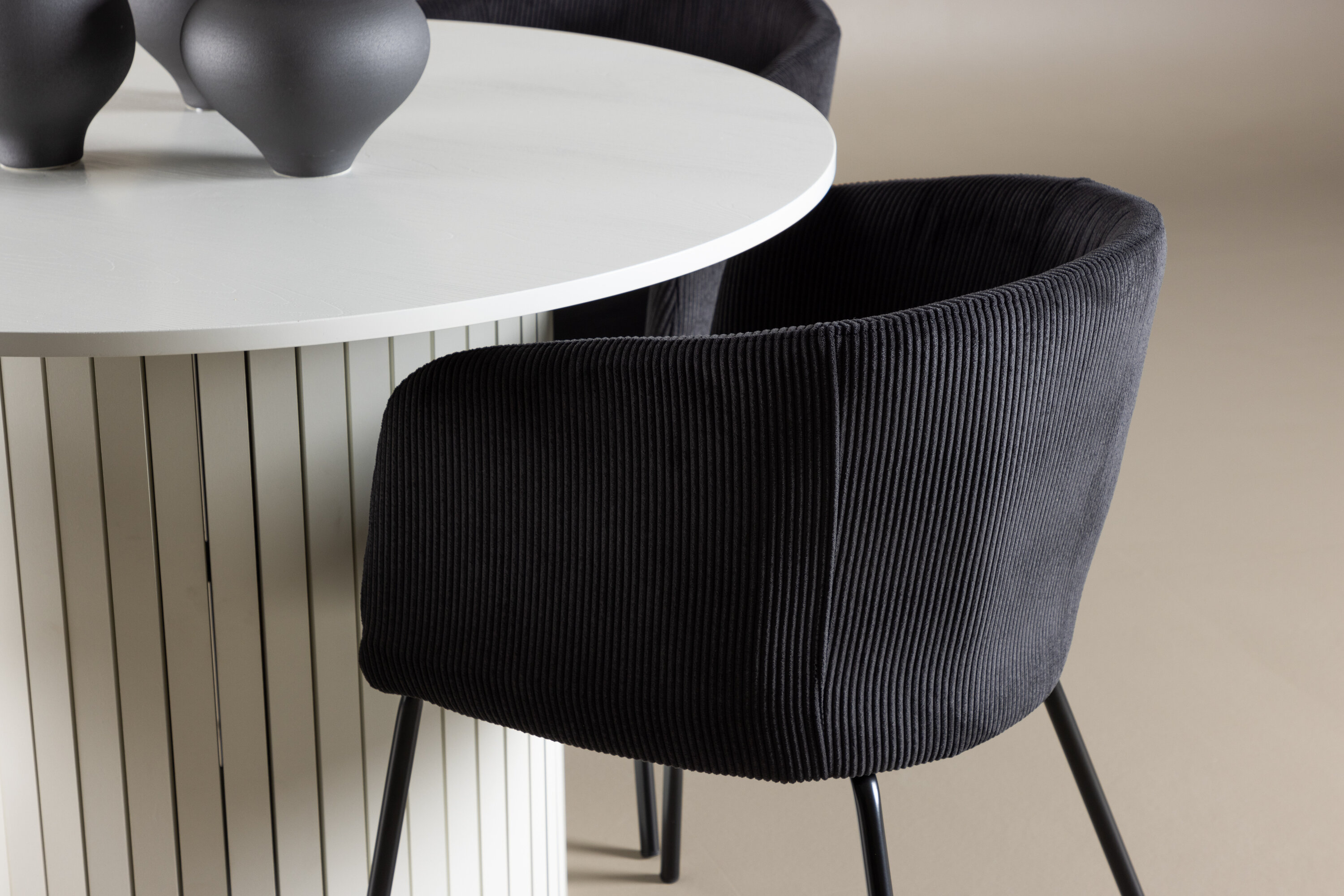Härön, Berit ensemble repas rond blanc, noir en situation dans une pièce décorée