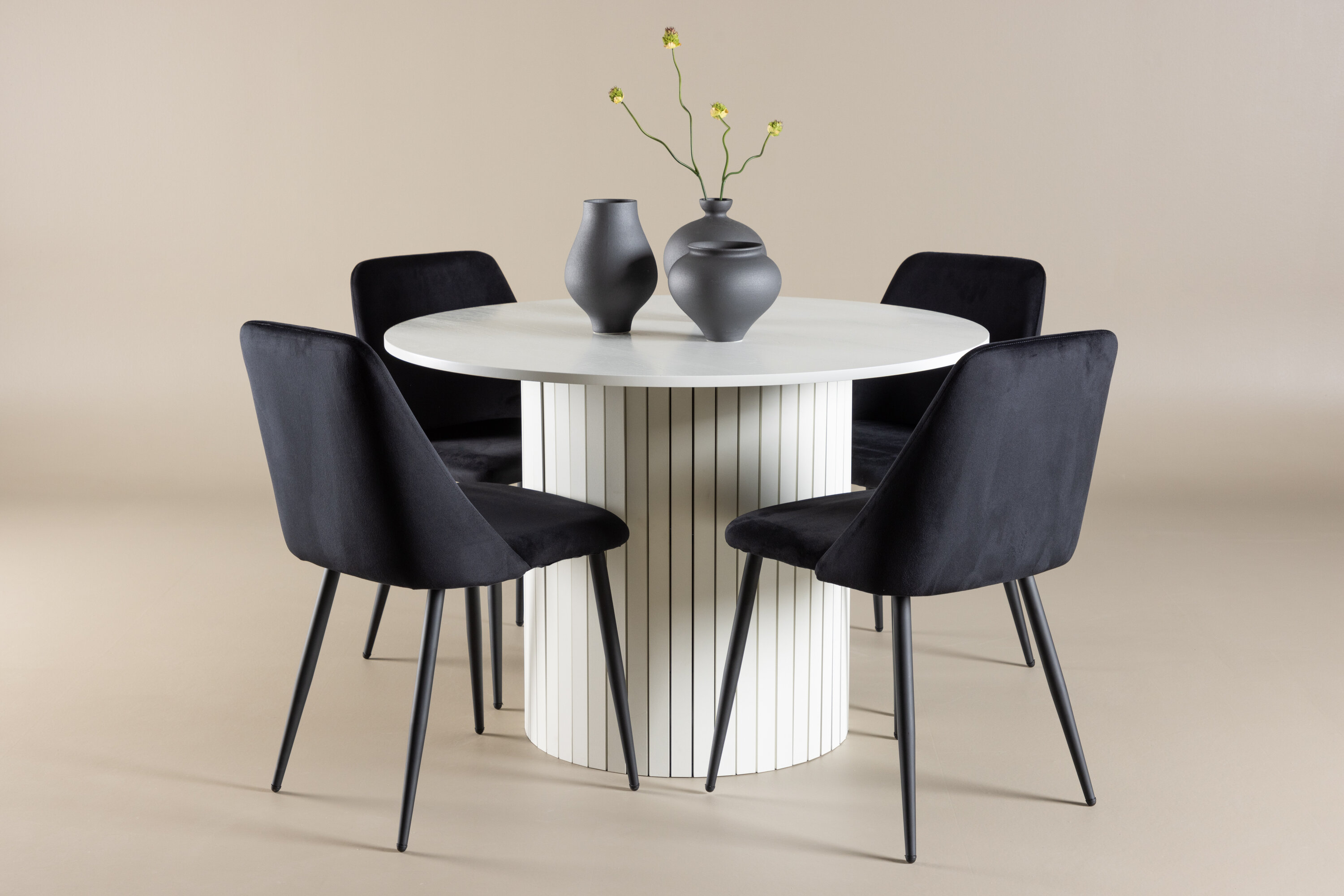 Härön, Night ensemble repas rond blanc, noir en situation dans une pièce décorée