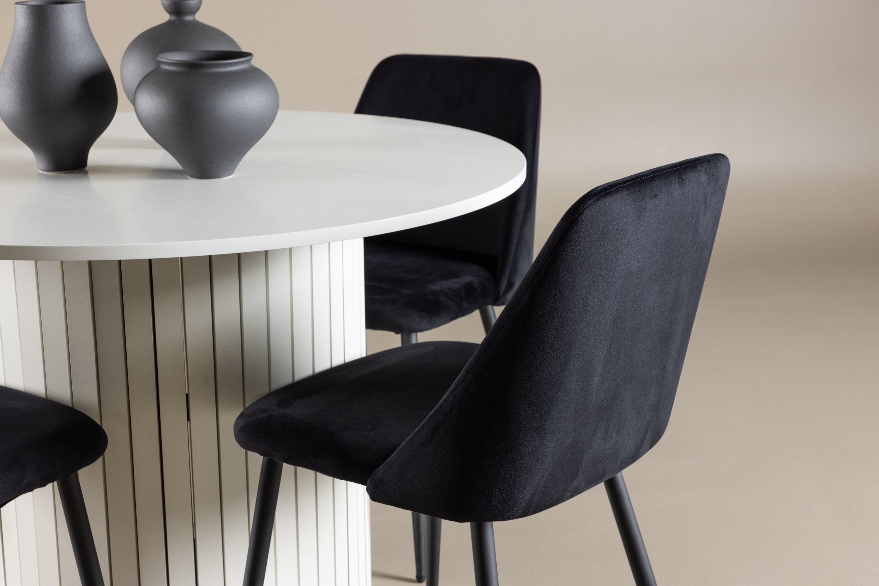 Härön, Night ensemble repas rond blanc, noir en situation dans une pièce décorée
