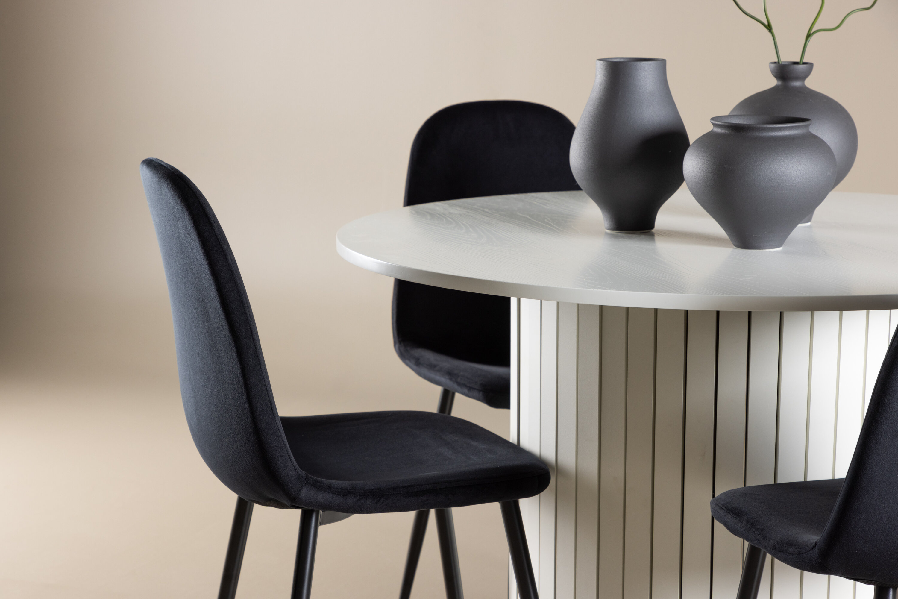 Härön, Polar ensemble repas rond blanc, noir en situation dans une pièce décorée