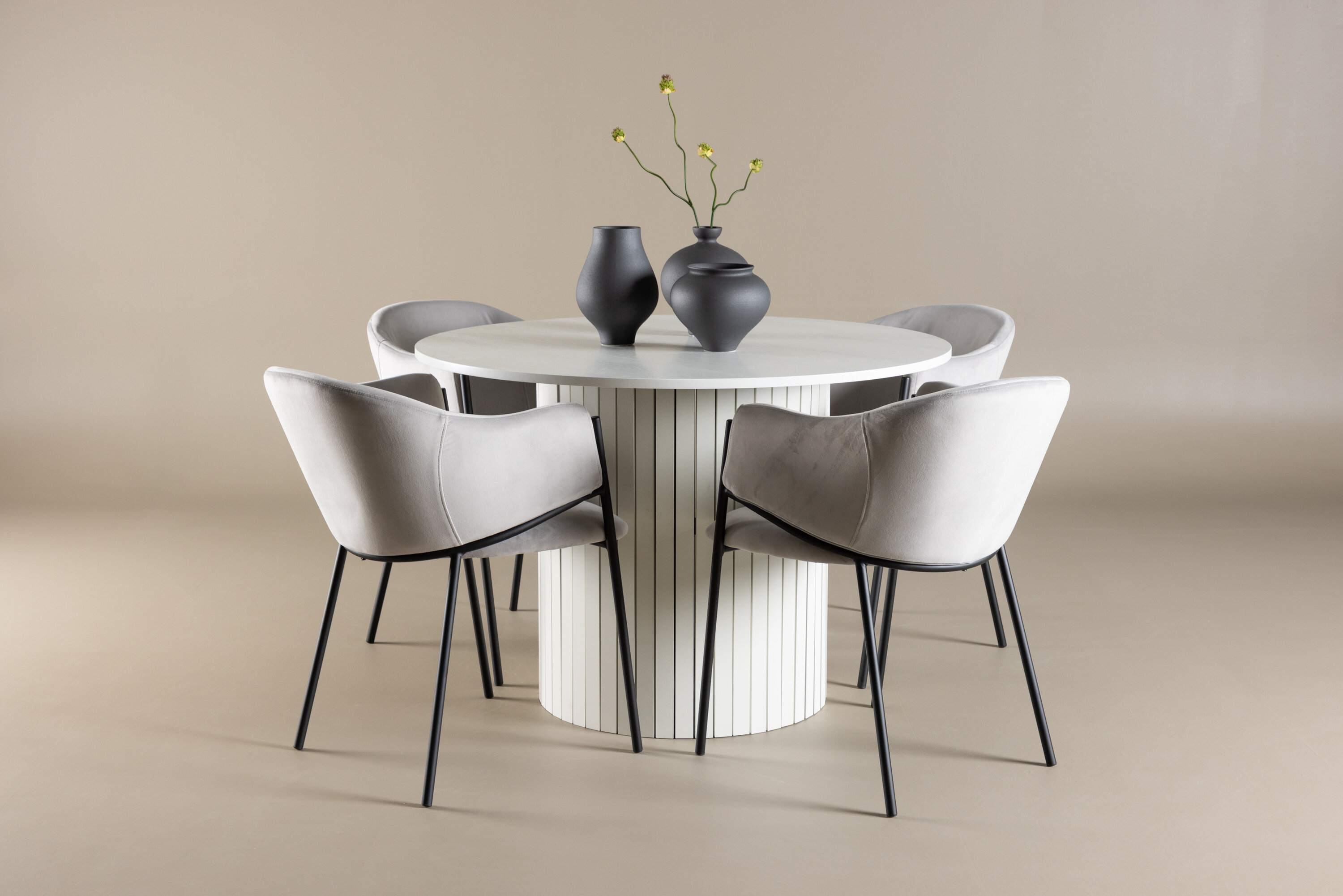 Härön, Evelina ensemble repas rond blanc, noir, gris en situation dans une pièce décorée