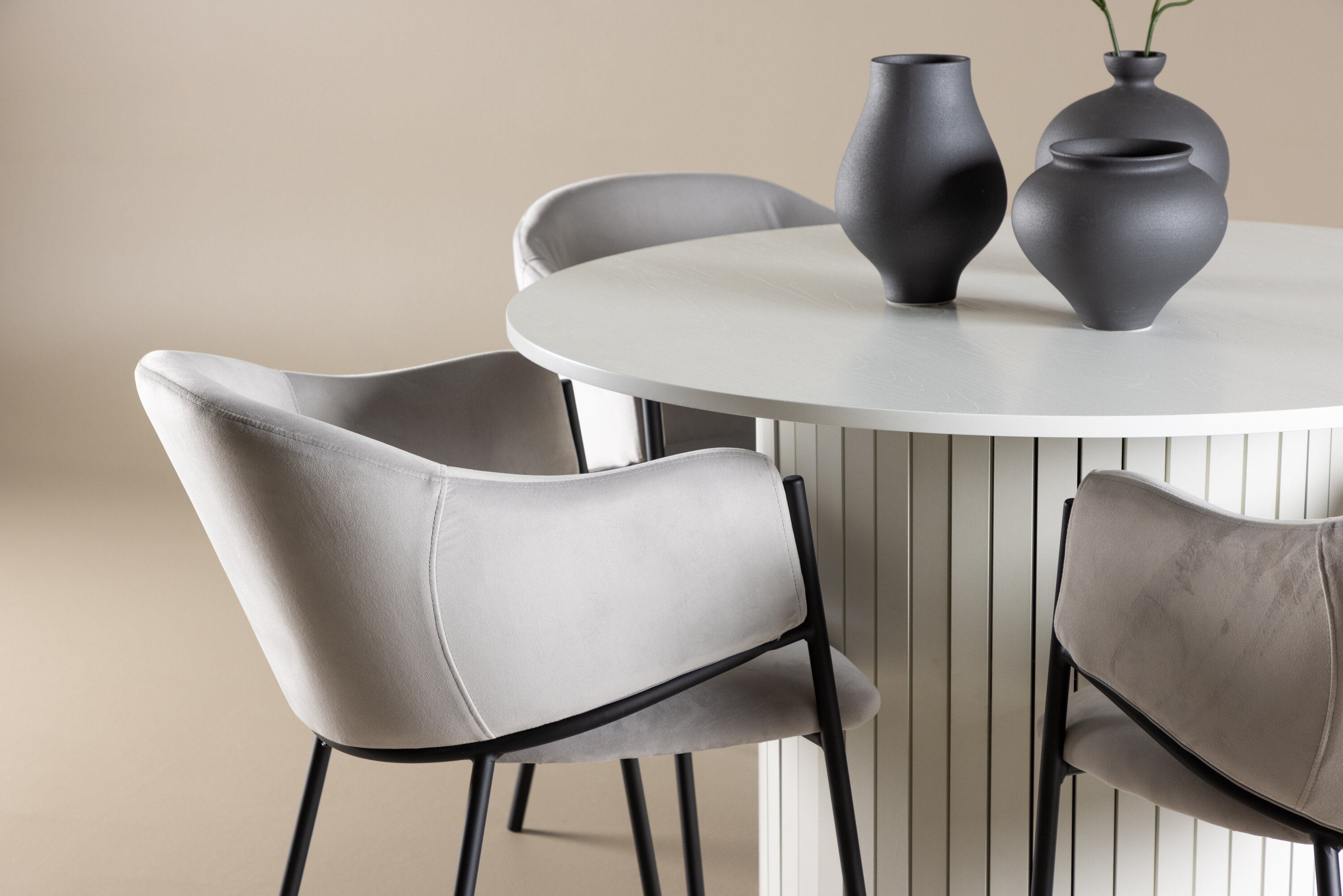 Härön, Evelina ensemble repas rond blanc, noir, gris en situation dans une pièce décorée