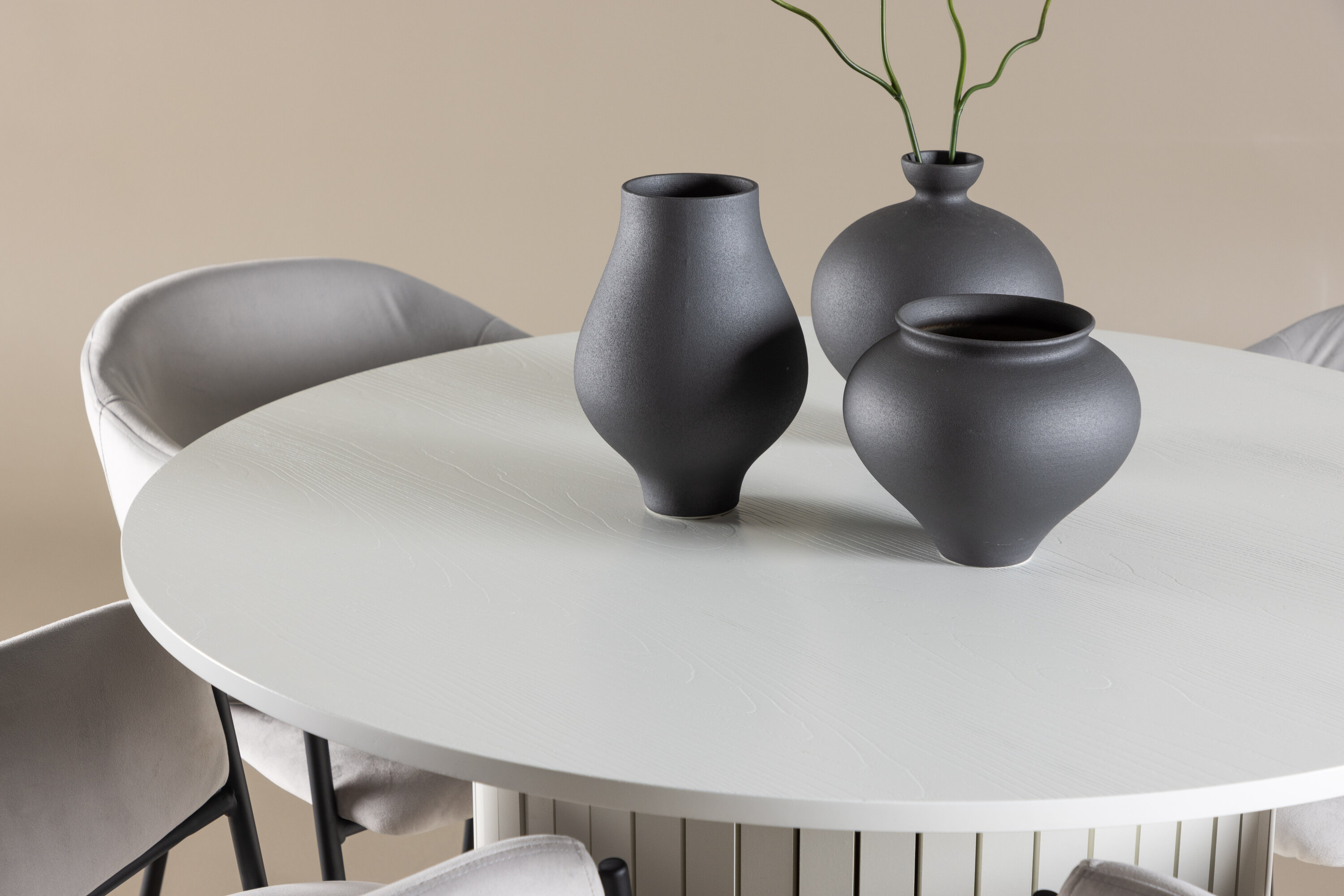 Härön, Evelina ensemble repas rond blanc, noir, gris en situation dans une pièce décorée