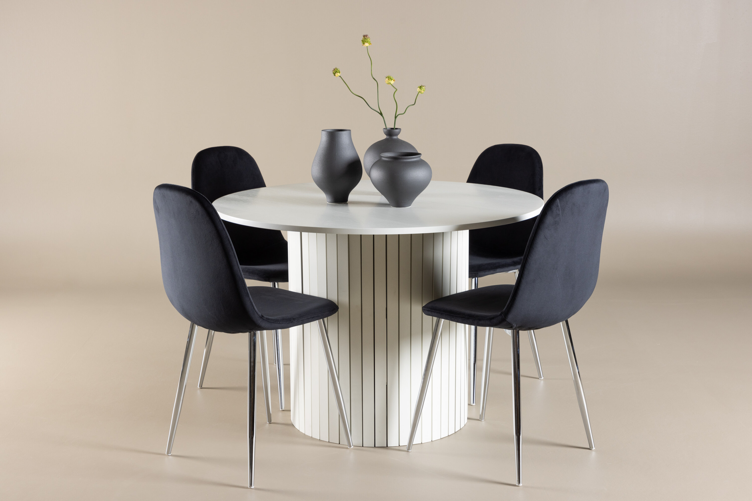 Härön, Polar ensemble repas rond blanc, noir, argenté en situation dans une pièce décorée